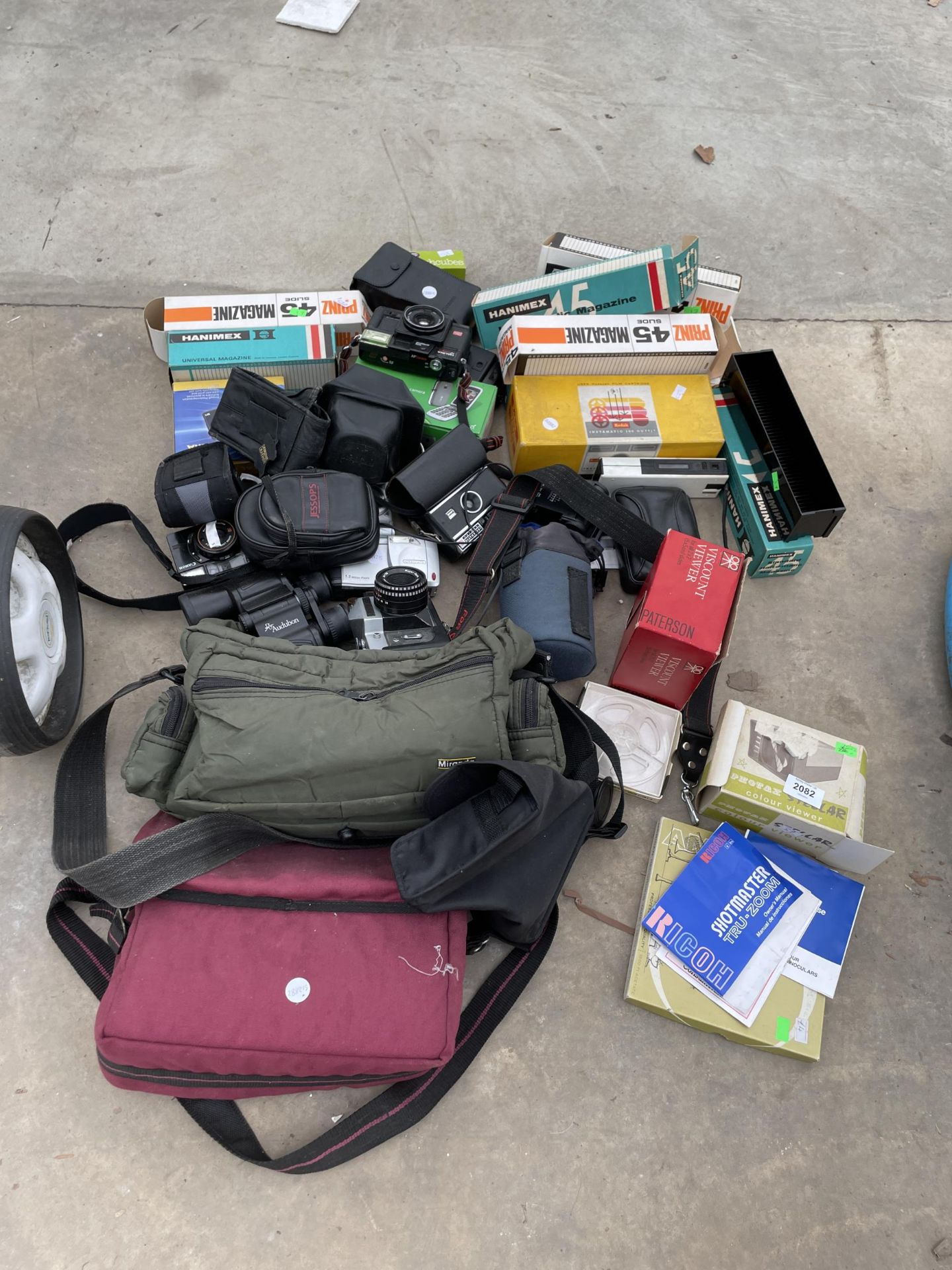 AN ASSORTMENT OF PHOTOGRAPHY EQUIPMENT TO INCLUDE CAMERAS, SLIDES AND CARRY BAGS ETC