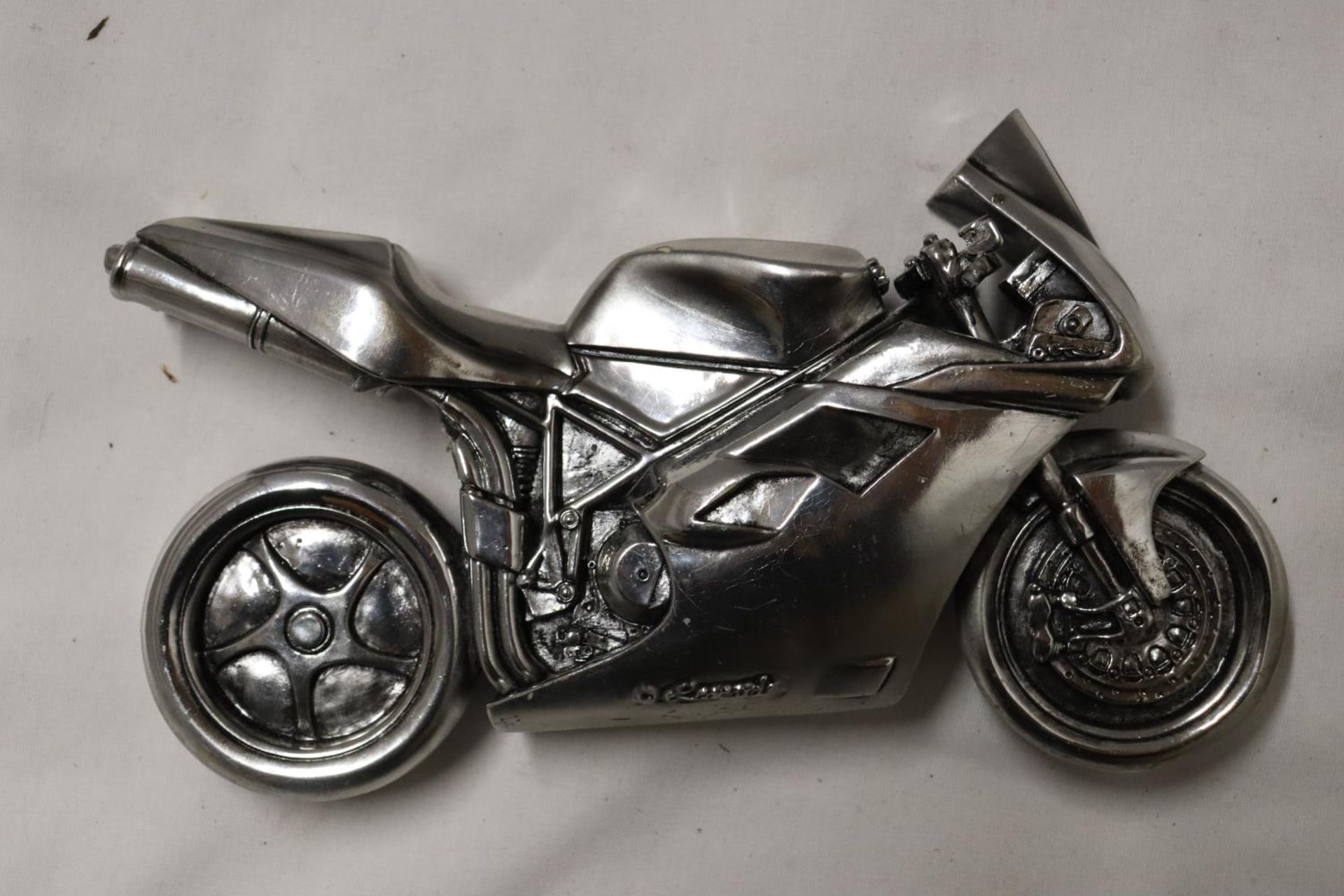 A ROYAL HAMPSHIRE PEWTER MOTOR BIKE ON A STAND PLUS A HEAVY CHROMED MOTOR BIKE - Image 3 of 6