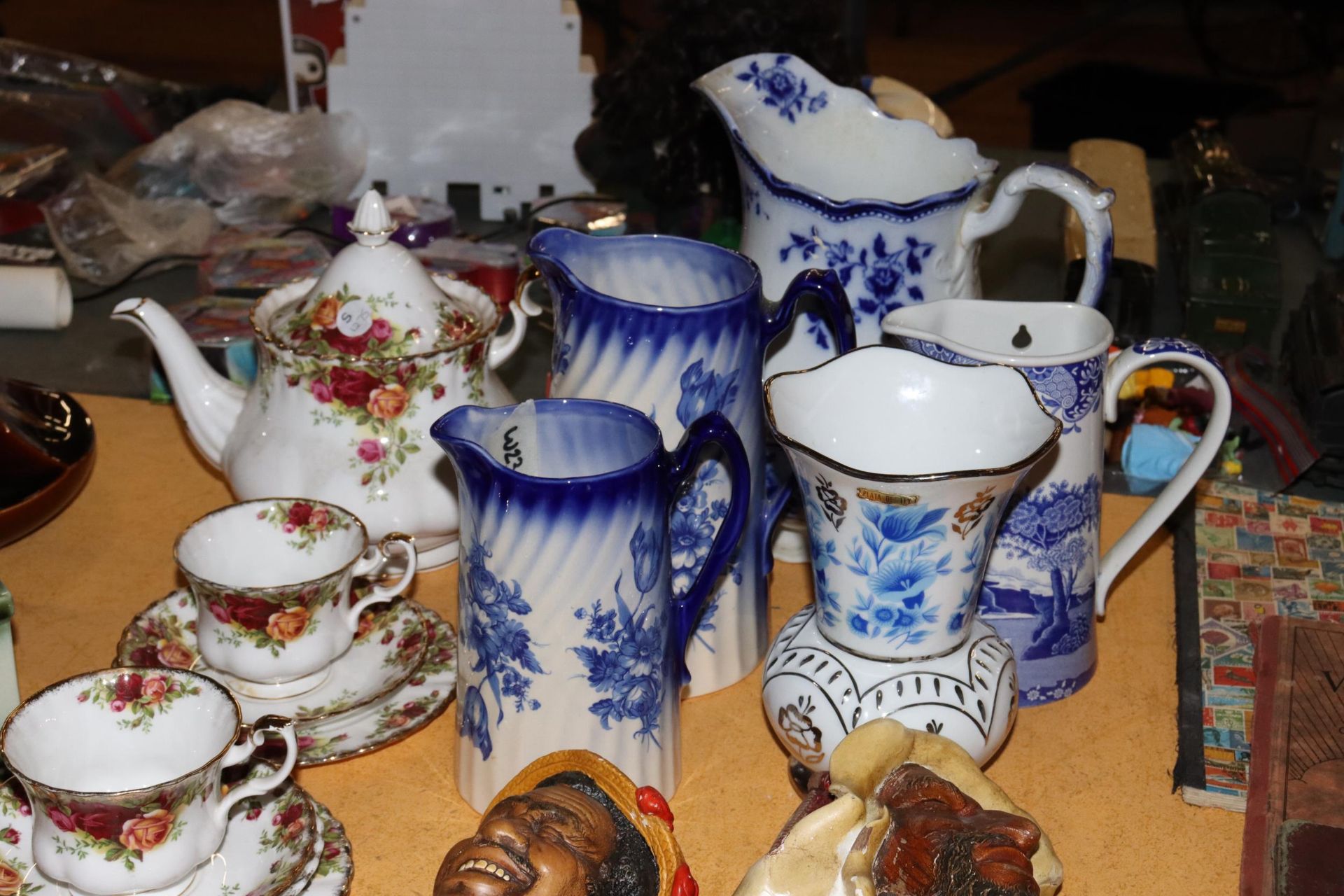 A COLLECTION OF VINTAGE BLUE AND WHITE JUGS PLUS A VASE - 5 IN TOTAL