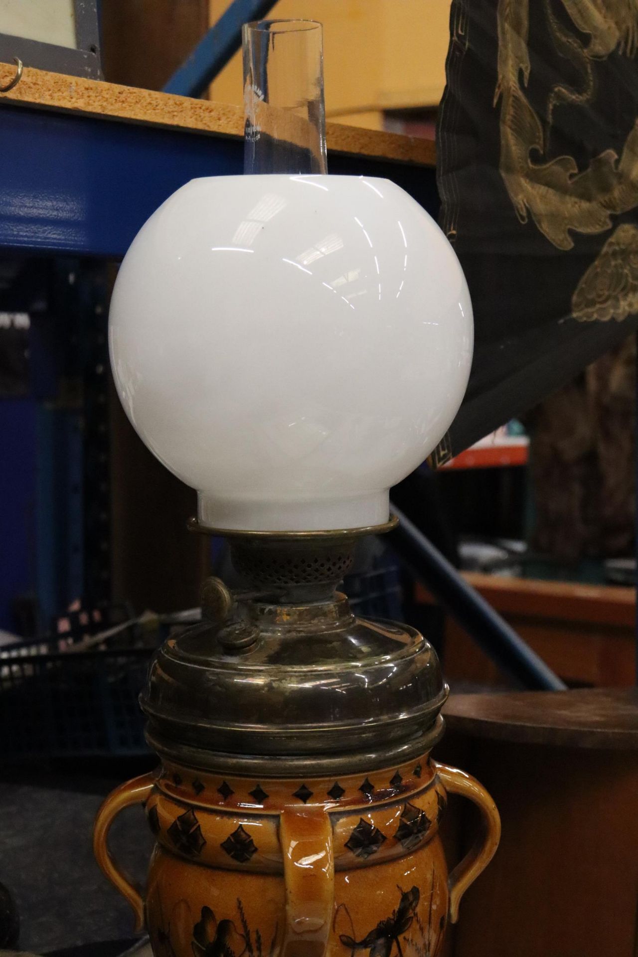 A DOULTON IVORY OIL LAMP WITH WHITE GLASS SHADE AND FUNNEL - Bild 4 aus 8