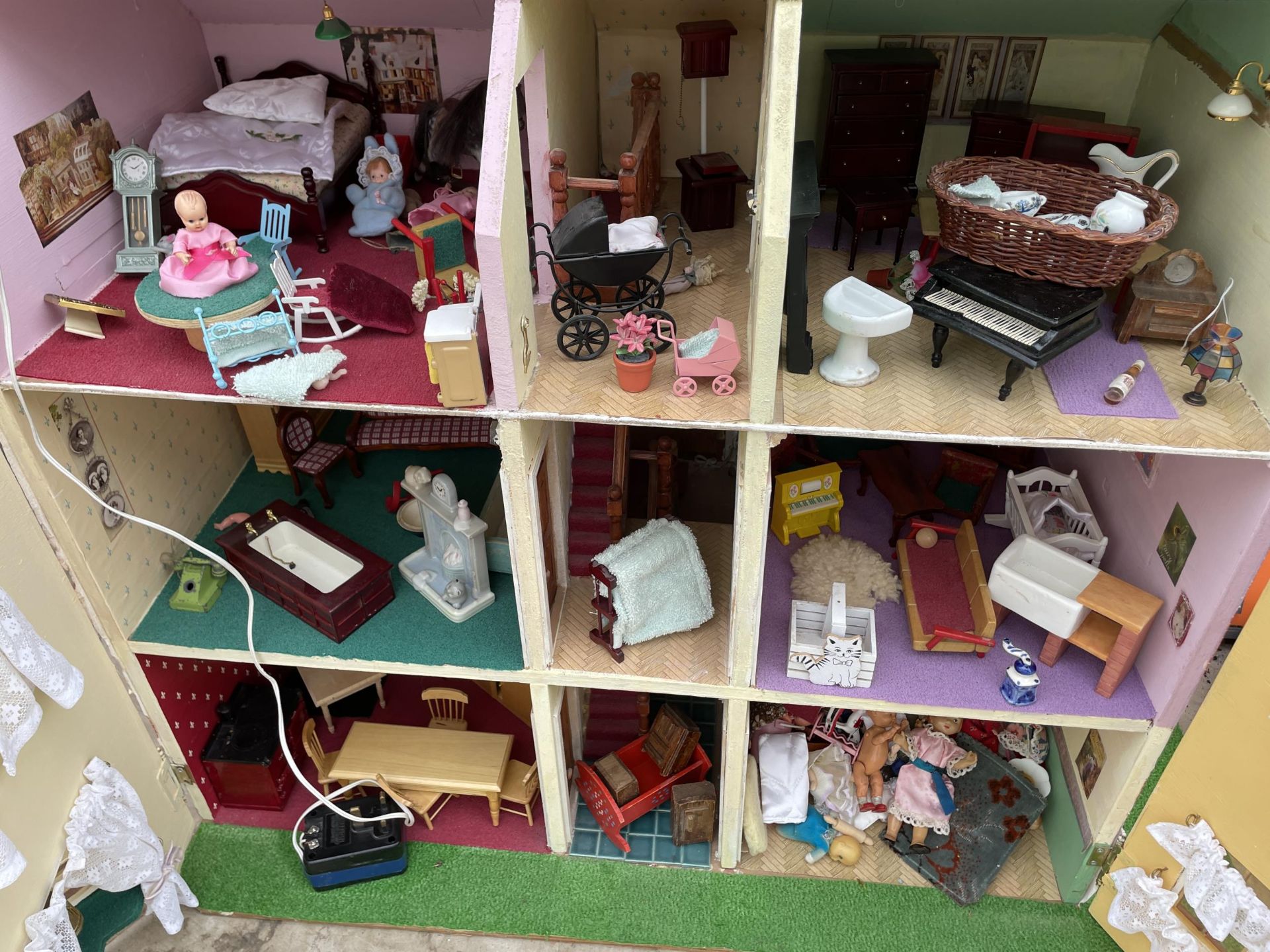 A LARGE WOODEN DOLLS HOUSE WITH A LARGE QUANTITY OF DOLLS HOUSE FURNITURE - Image 5 of 9