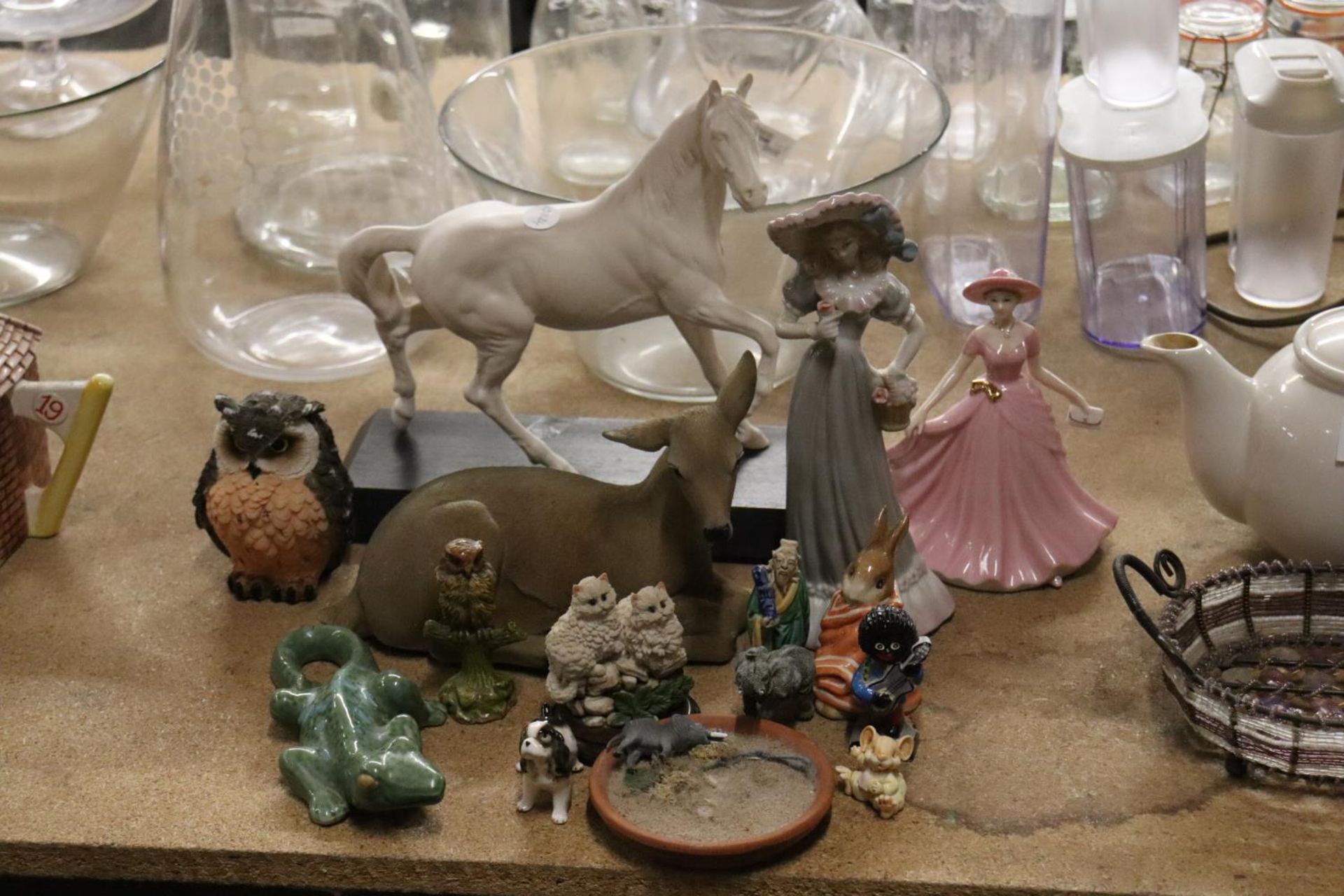 A MIXED LOT TO INCLUDE A SPIRIT OF THE WIND HORSE ON WOODEN PLINTH, BEATRIX POTTER PETER RABBIT, - Bild 6 aus 6