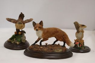 THREE MODELS OF ANIMALS ON PLINTHS TO INCLUDE ROYAL DOULTON AND COUNTRY ARTISTS