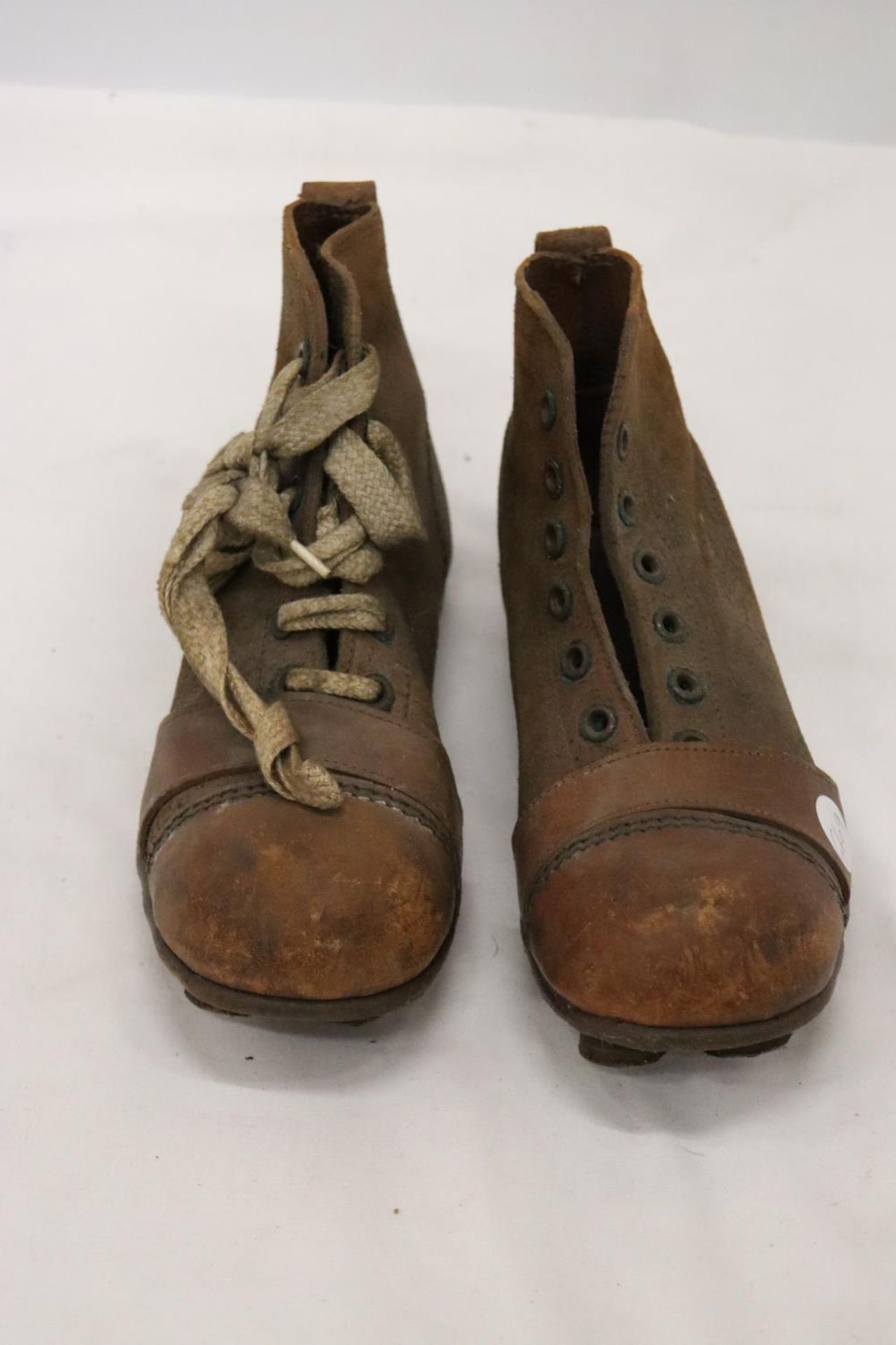 A PAIR OF VINTAGE FOOTBALL BOOTS - Image 4 of 4