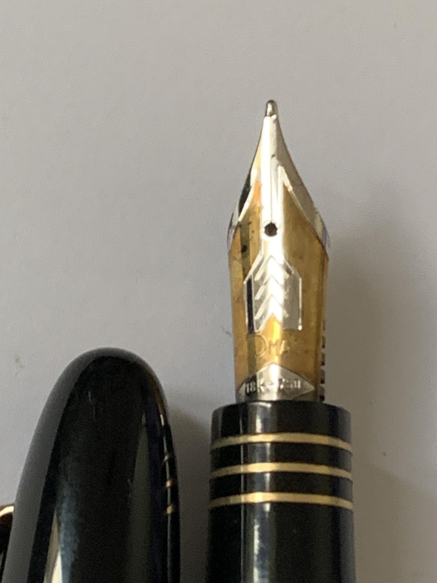 AN OMAS FOUNTAIN PEN MARKED THE MUSEUM OF MODERN ART NEW YORK WITH AN 18 CARAT GOLD NIB - Image 4 of 5