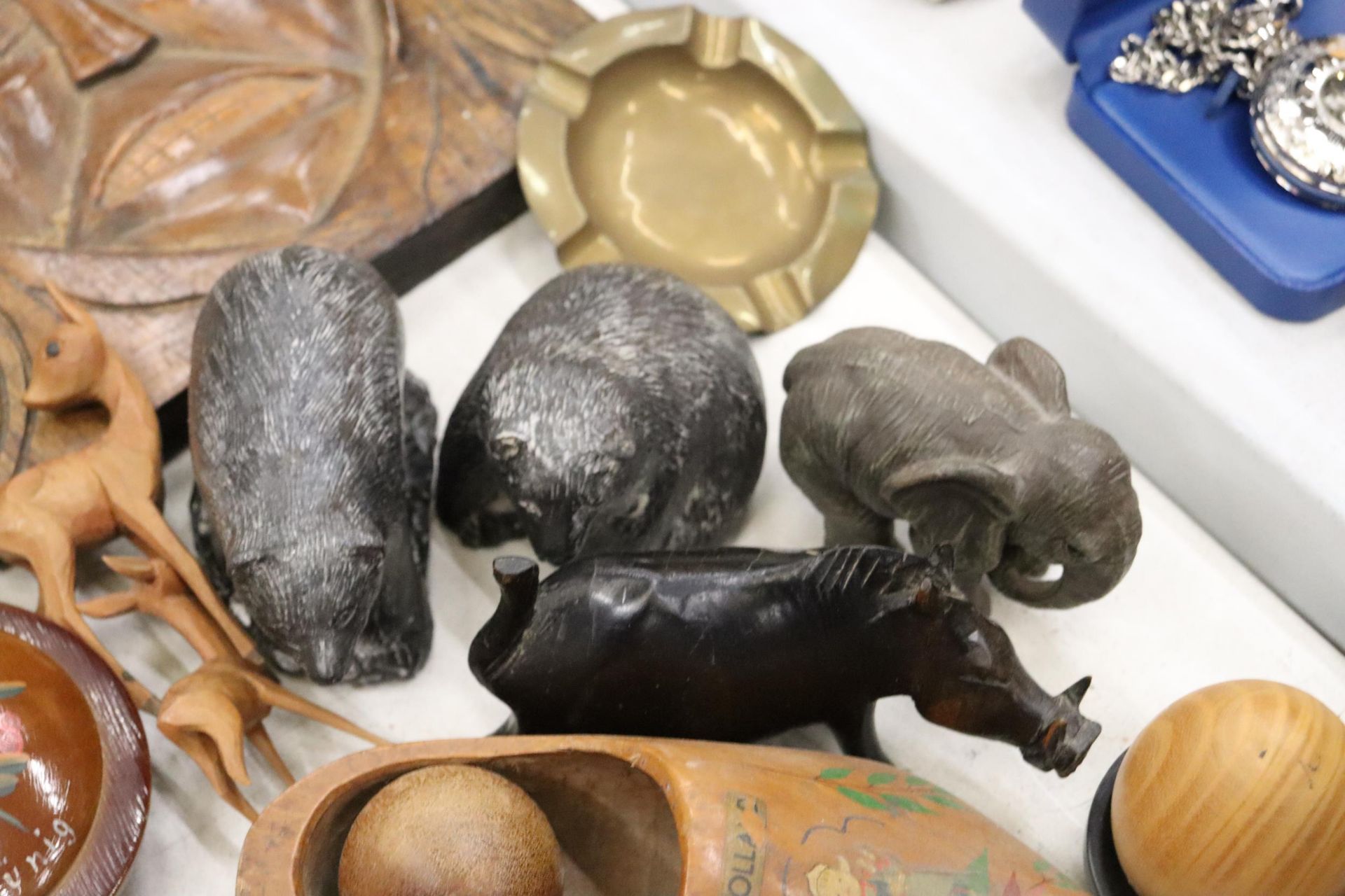 A MIXED LOT TO INCLUDE A WOLF SCULPTURE HAND MADE IN CANADA, PAIR OF DUTCH CLOGS, WOOD CARVING, - Image 11 of 13