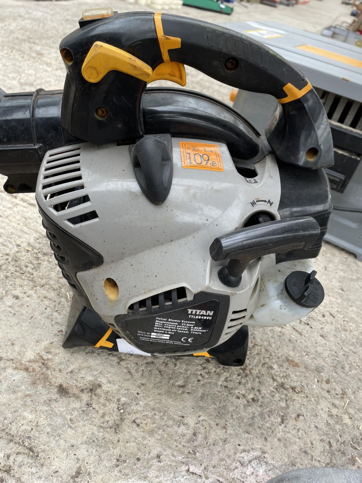 A TITAN PETROL LEAF BLOWER - Bild 2 aus 2