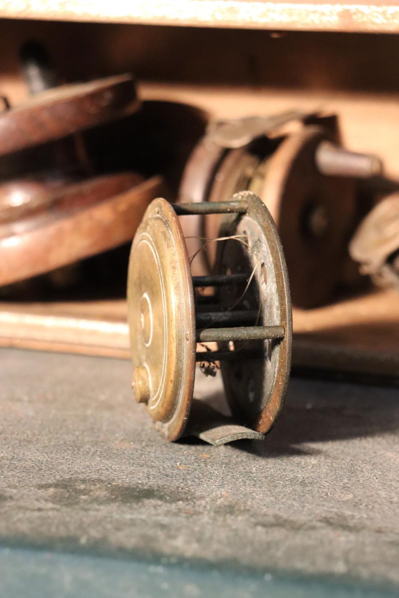 A WOODEN BOX CONTAINING VINTAGE FISHING FEELS - Bild 4 aus 4