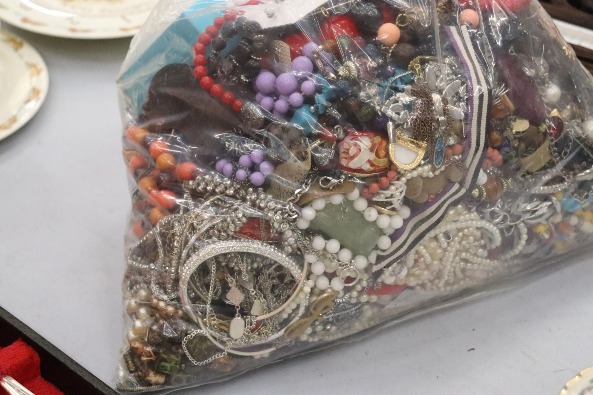 A LARGE QUANTITY OF UNSORTED COSTUME JEWELLERY - 7 KG IN TOTAL - Image 7 of 7