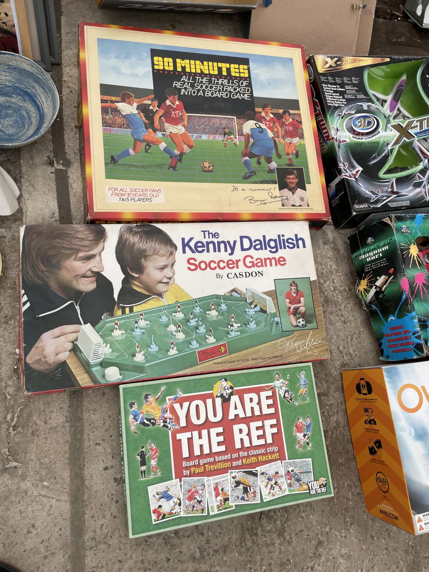 AN ASSORTMENT OF TOYS AND GAMES TO INCLUDE THE KENNY DALGLISH SOCCER GAME, ANKI OVERDRIVE AND A - Bild 2 aus 3