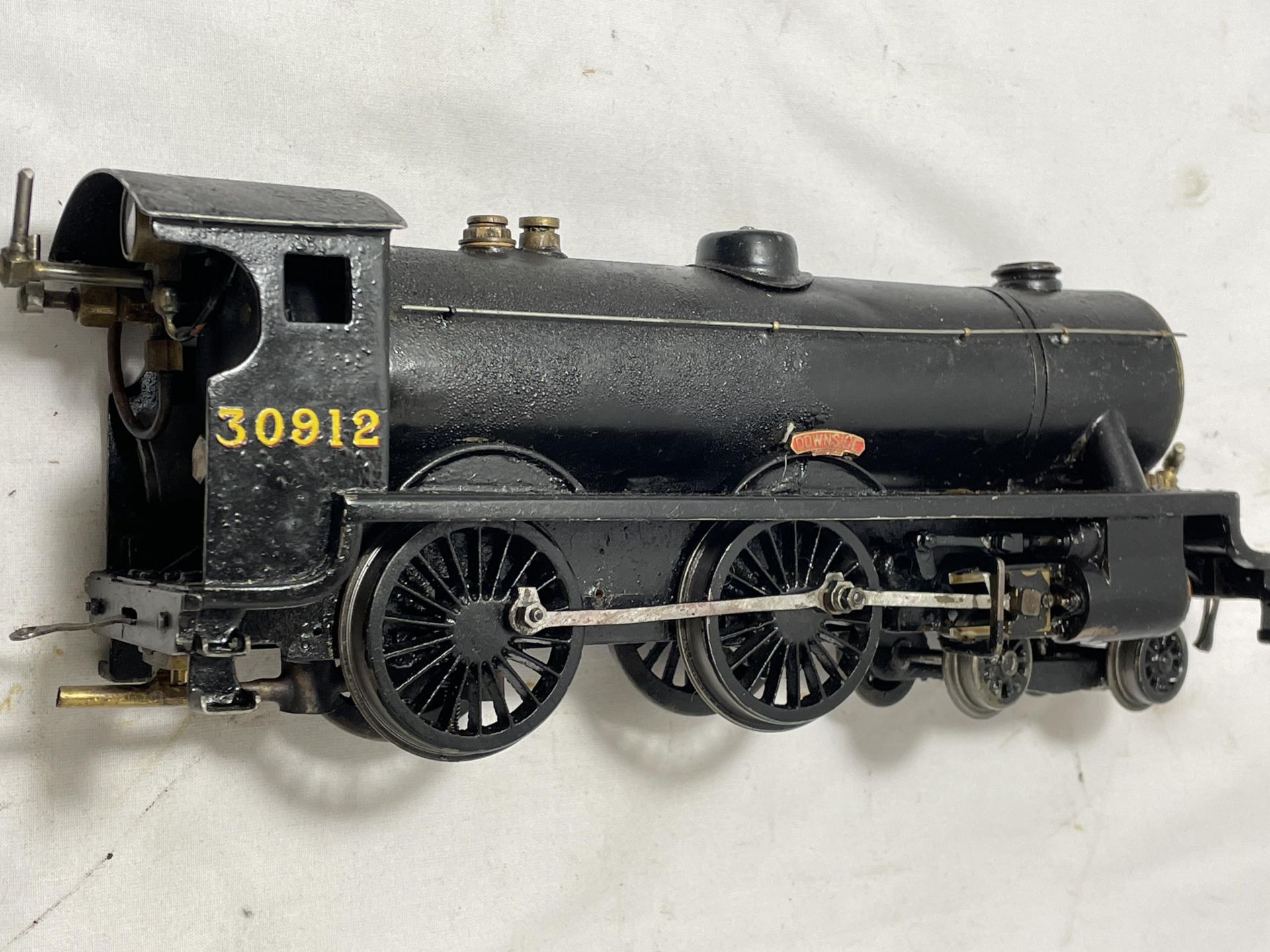 A SCRATCH BUILT LIVE STEAM 30 MM GAUGE 4-4-0 MODEL RAILWAY LOCOMOTIVE "DOWNSIDE" NUMBER 30912 IN - Image 2 of 5