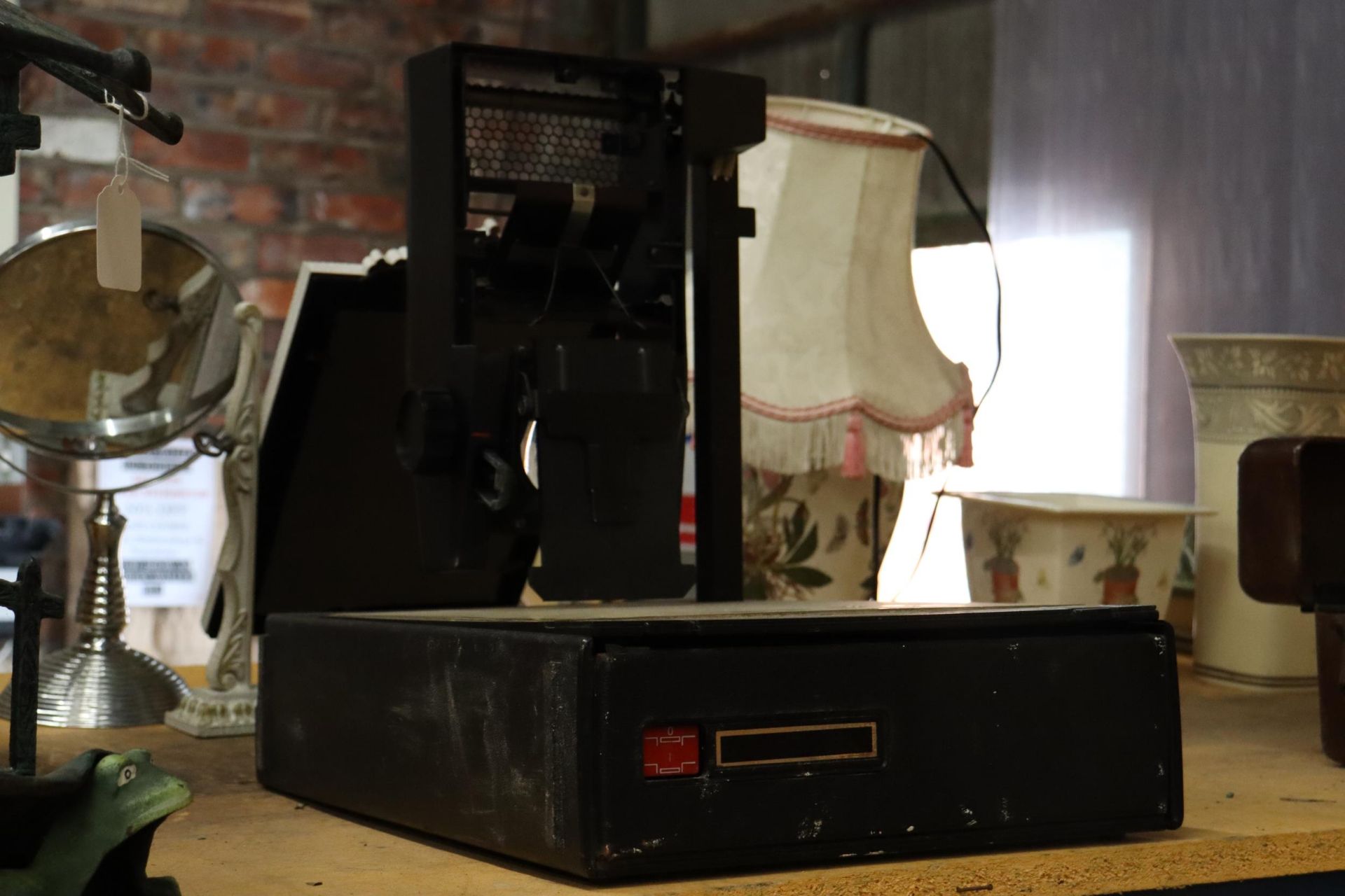 A PORTABLE OVERHEAD PROJECTOR WITH HARD CASE 3M - Image 4 of 6