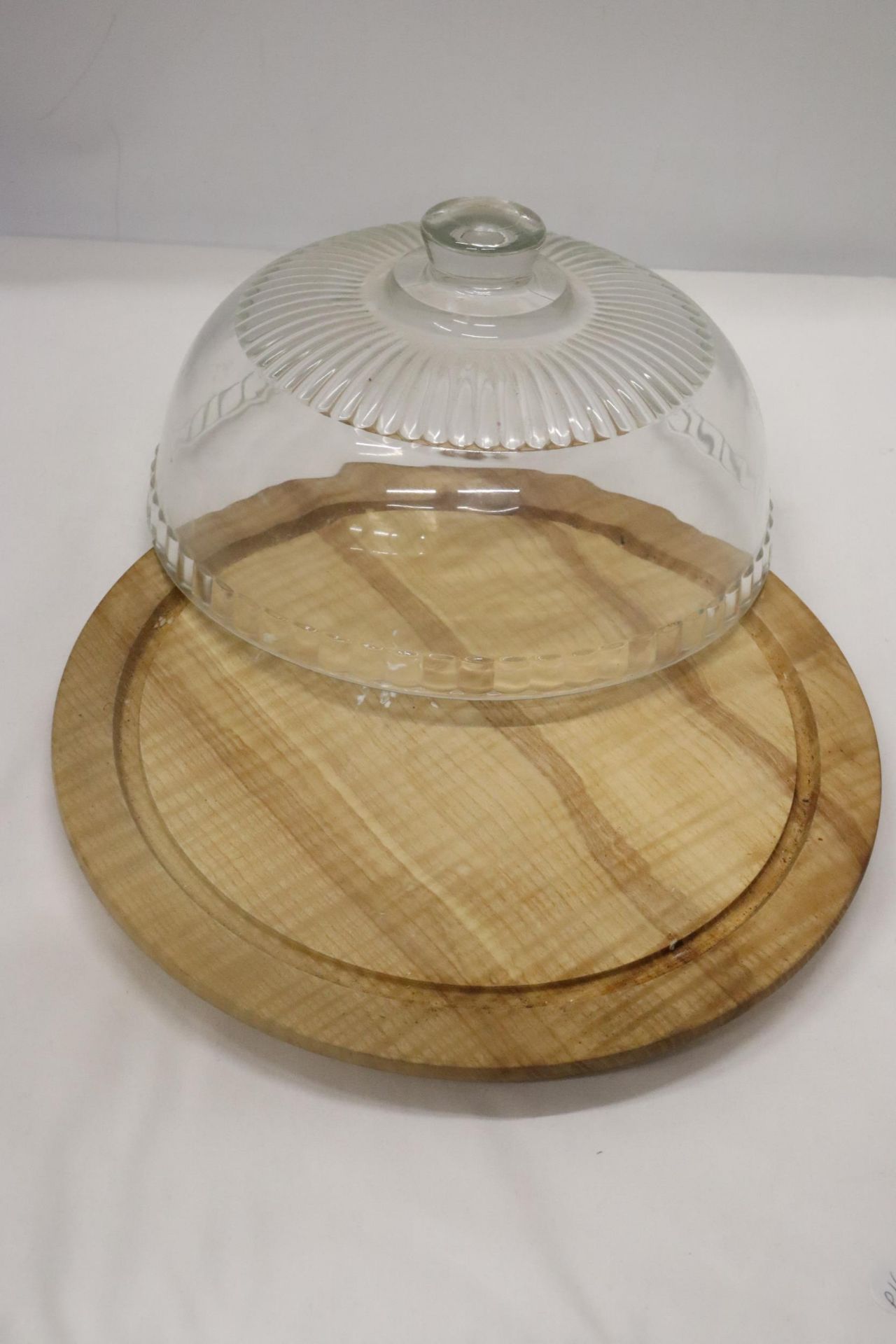 A VINTAGE WOODEN CAKE/CHEESE BOARD WITH GLASS DOME - Image 2 of 5