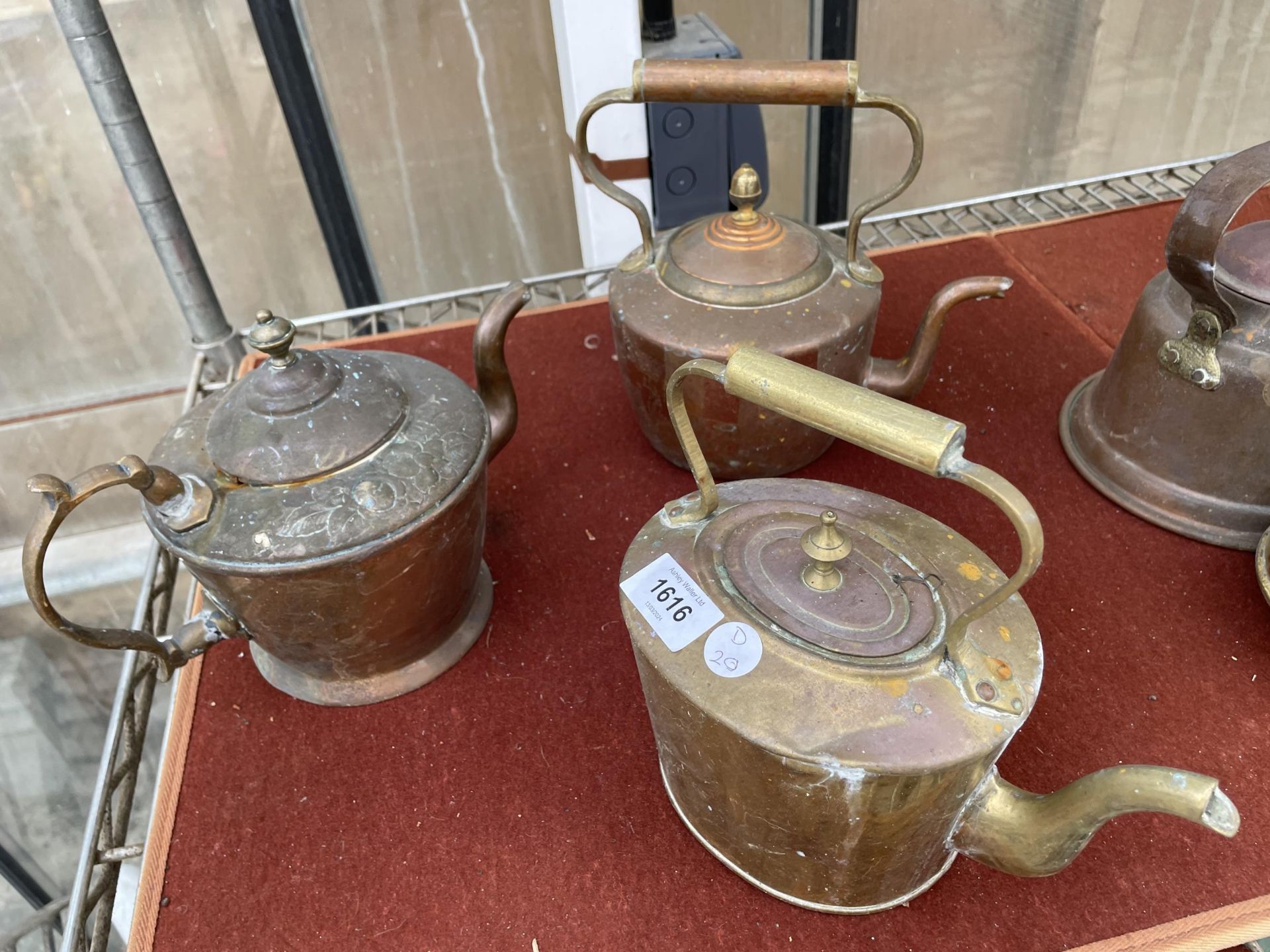 THREE SMALL KETTLES TO INCLUDE ONE BRASS AND TWO COPPER - Bild 2 aus 2