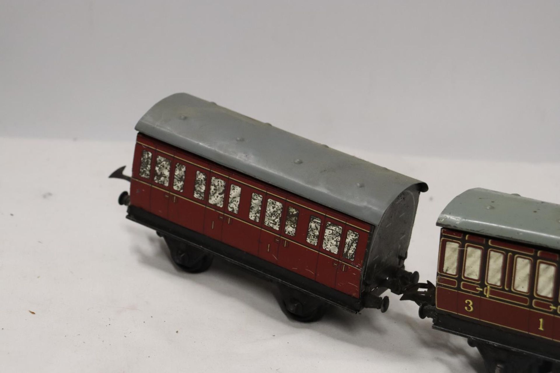 TWO HORNBY .30 GAUGE METAL RAILWAY CARRIAGES LENGTH 17 CM - Image 7 of 7