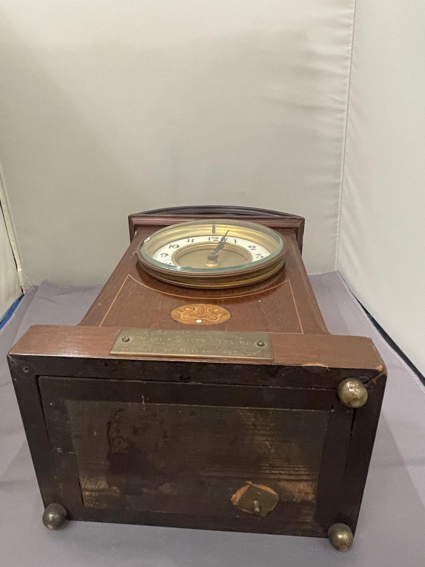 A MAHOGANY INLAID MANTLE CLOCK WITH INSCRIPTION PLATE (A/F LEG MISSING) - Image 5 of 6
