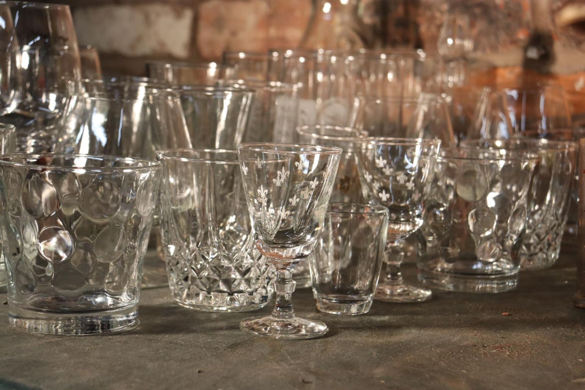 A LARGE QUANTITY OF DRINKING GLASSES - Image 5 of 5
