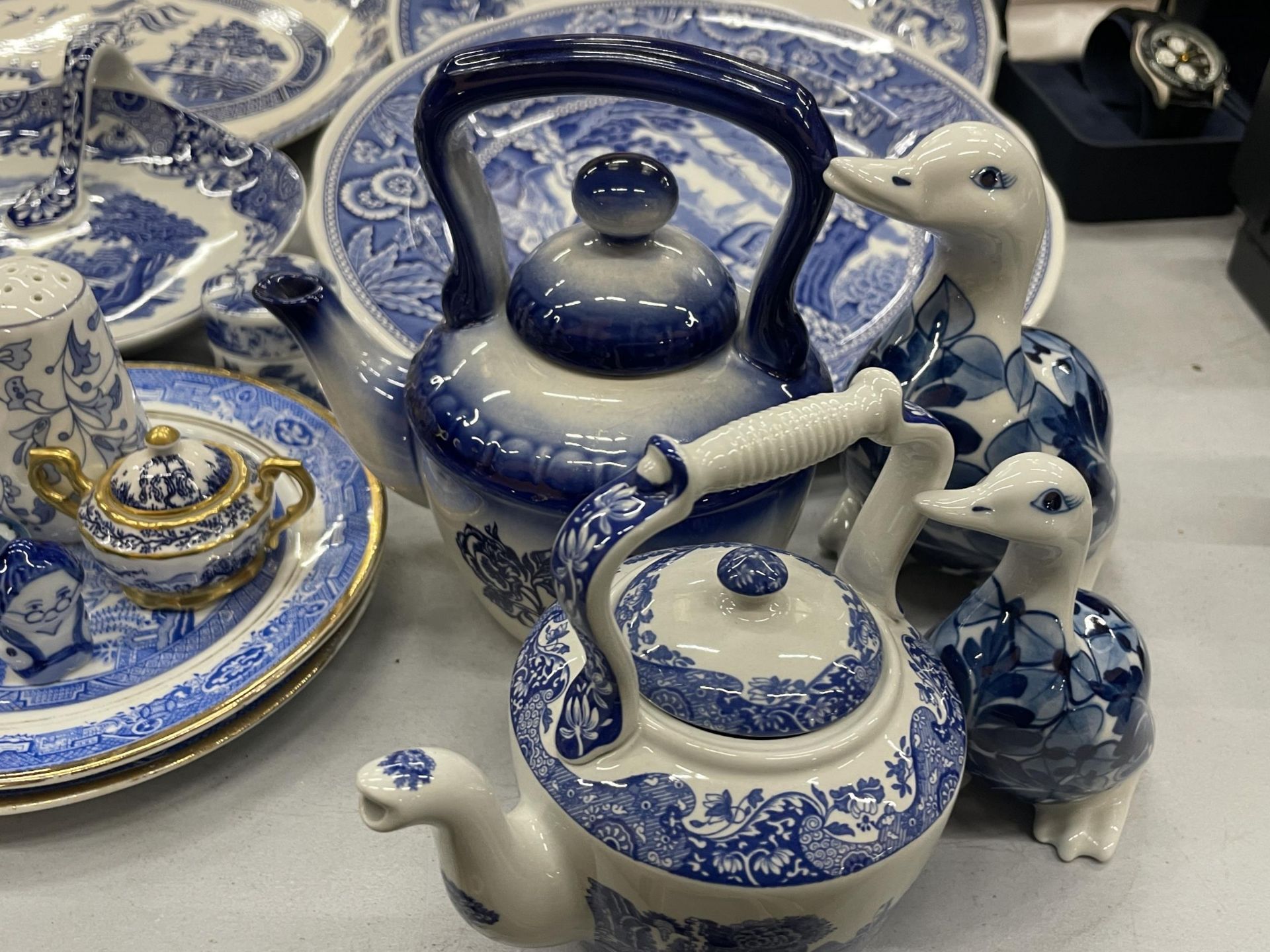 A COLLECTION OF BLUE AND WHITE CERAMICS TO INCLUDE SPODE ITALIAN AND BLUE ROOM, WILLOW PATTERN - Image 2 of 6