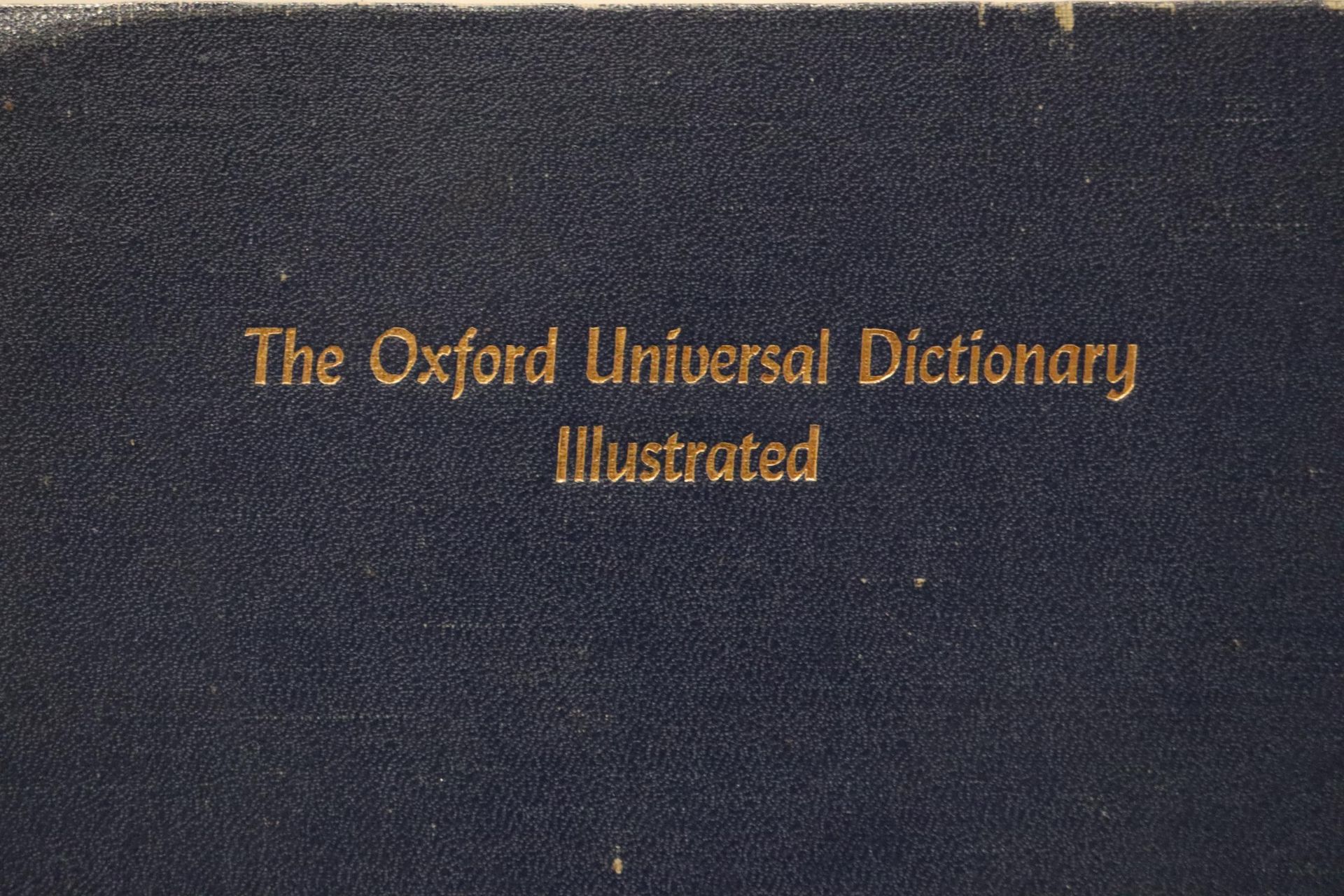 A PAIR OF OXFORD UNIVERSAL DICTIONARY'S IN METAL STAND - Image 5 of 5