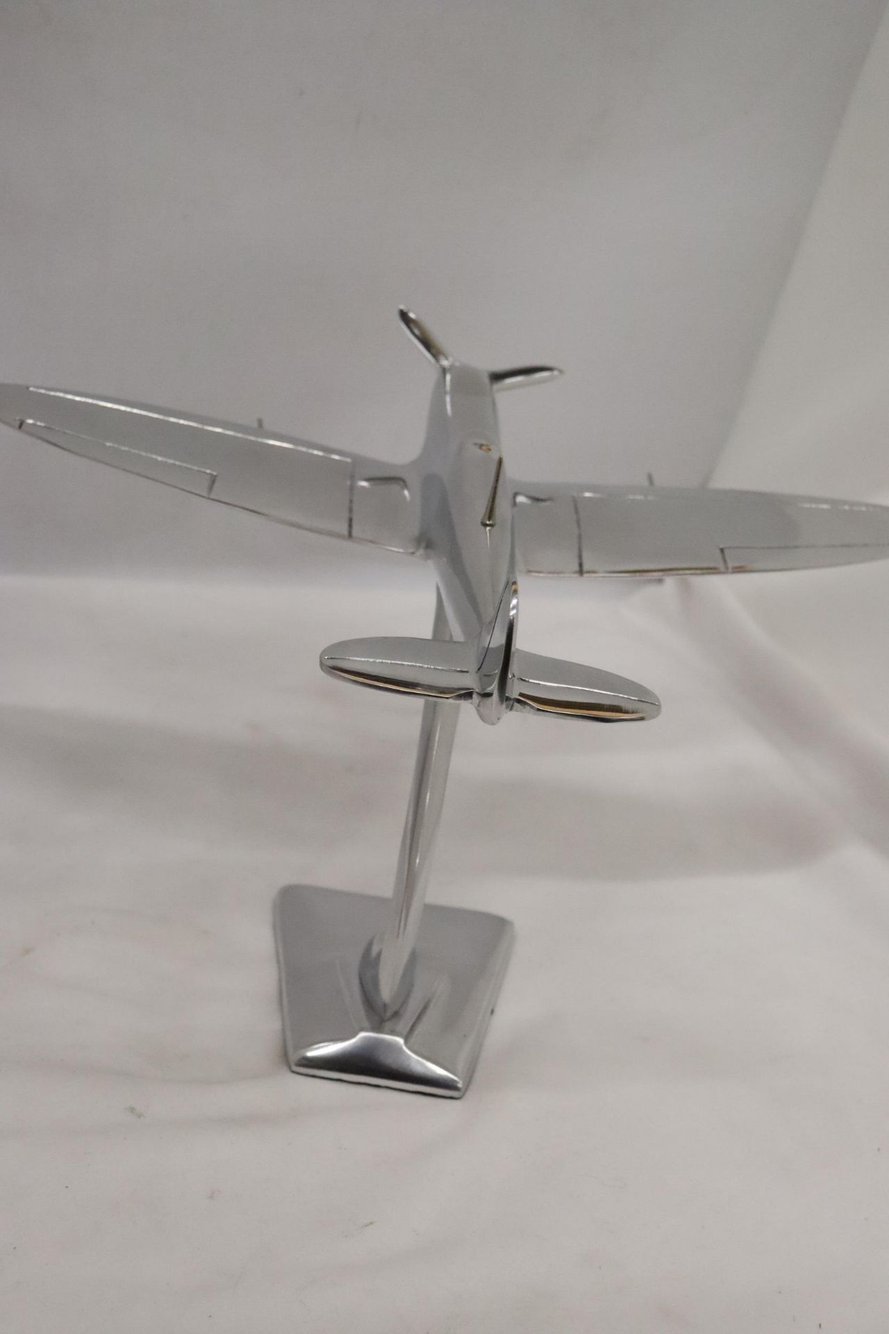 A LARGE CHROME SPITFIRE ON A STAND - Bild 5 aus 6