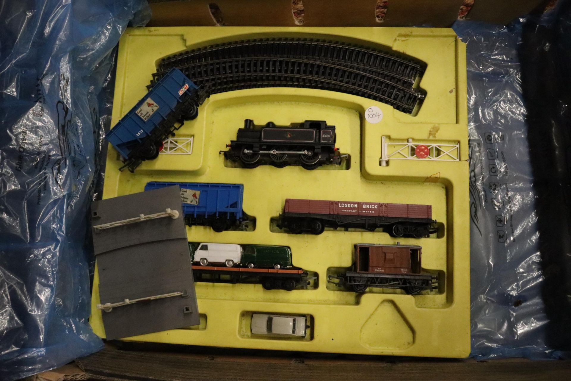 A BOXED VINTAGE 1960'S TRI-ANG RAILWAYS, OO GAUGE OPERATING MAIL COACH SET AND FURTHER TRI-ANG MODEL - Image 4 of 7