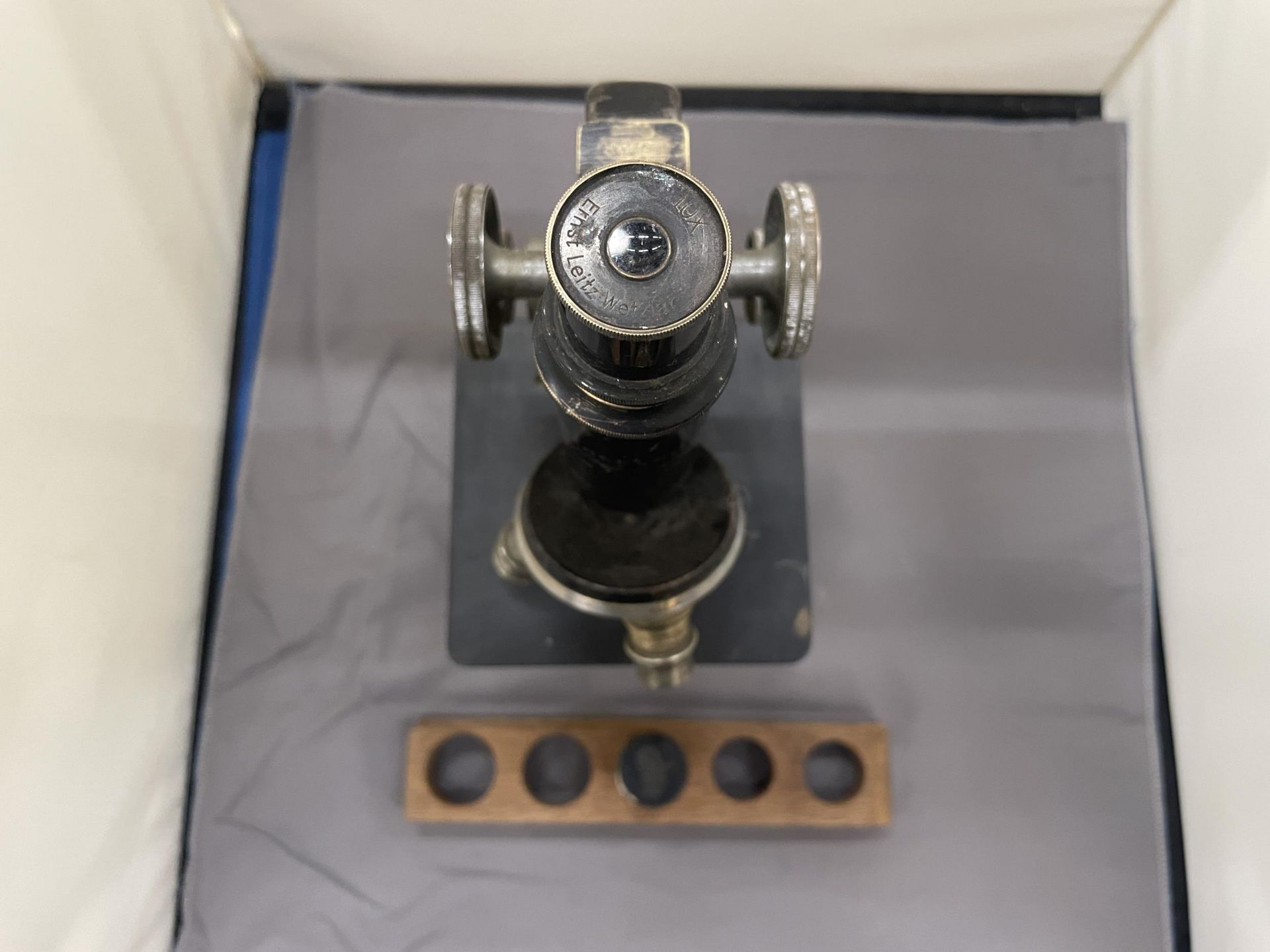 AN ERNST LEITZ WETZLAR MICROSCOPE, NO. 324603, WITH WOOD TRAY AND SPARE LENS - Bild 2 aus 3