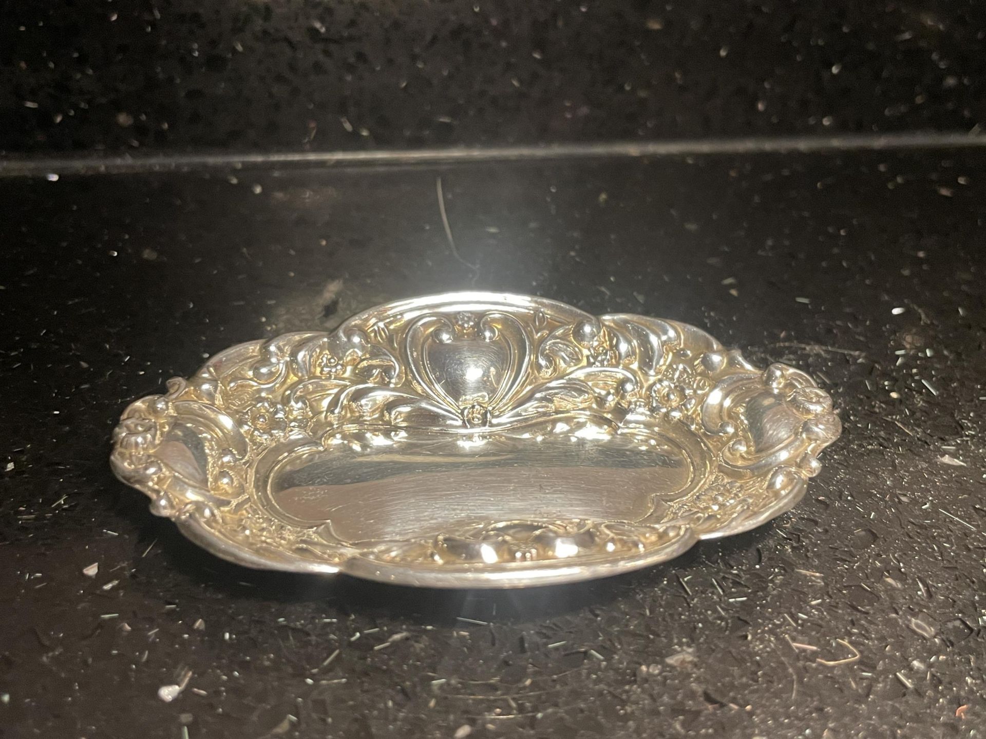 A DECORATIVE HALLMARKED BIRMINGHAM SILVER DISH - Image 2 of 3