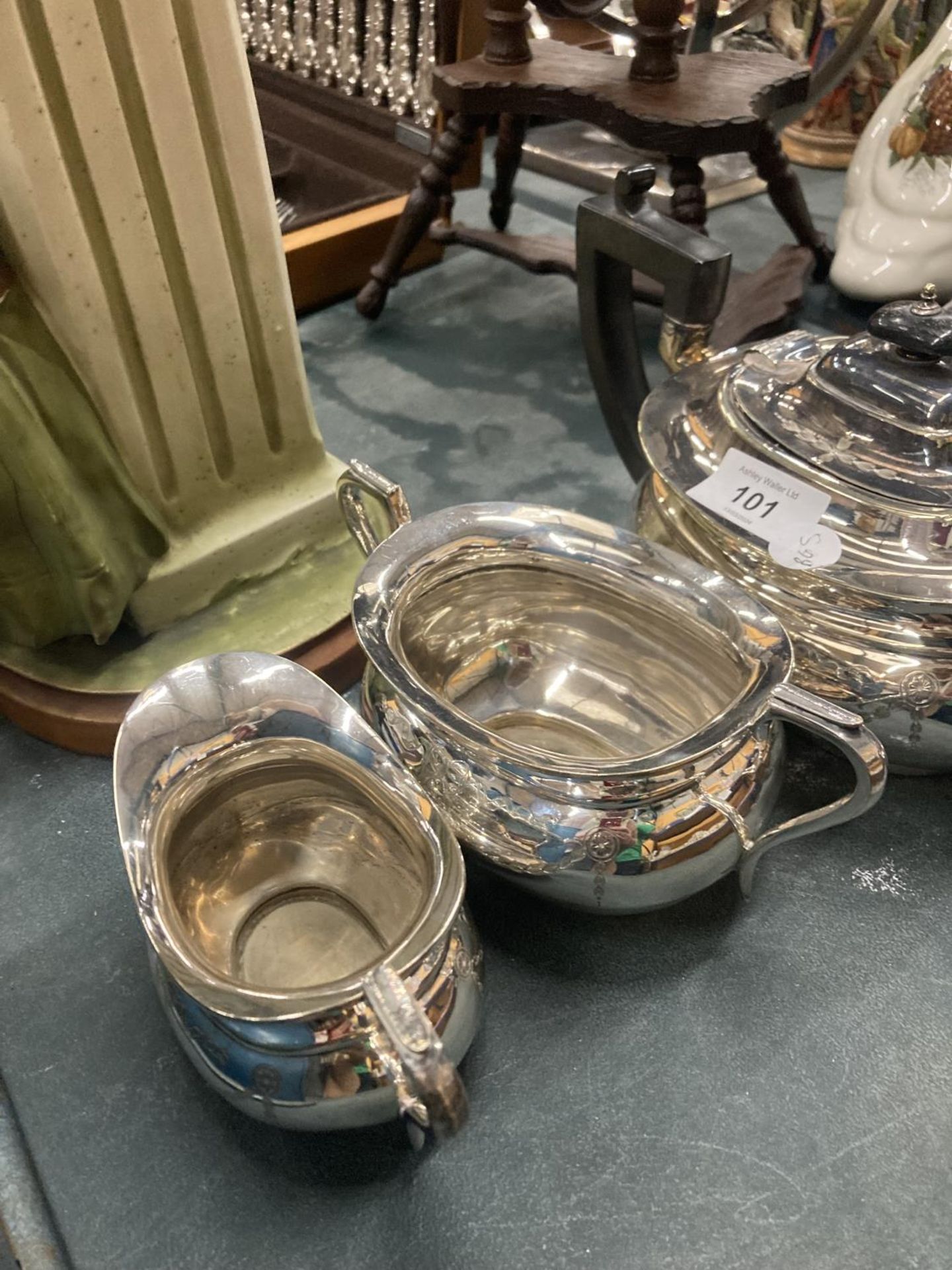 A FOUR PIECE SILVER PLATED TEASET TO INCLUDE A COFFEE POT, TEAPOT, SUGAR BOWL AND CREAM JUG - Image 3 of 3