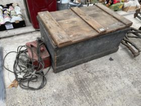A VINTAGE WOODEN TOOL CHEST WITH AN ASSORTMENT OF TOOLS TO INCLUDE FILES AND A FUEL CAN ETC