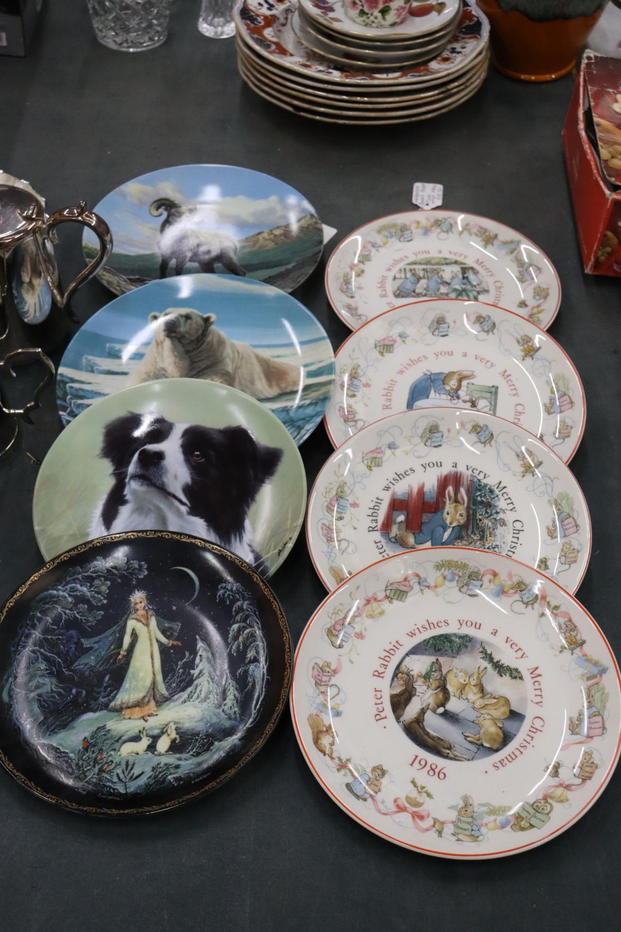 A QUANTITY OF COLLECTOR'S PLATES TO INCLUDE PETER RABBIT, DANBURY MINT, ROYAL WORCESTER ETC.,