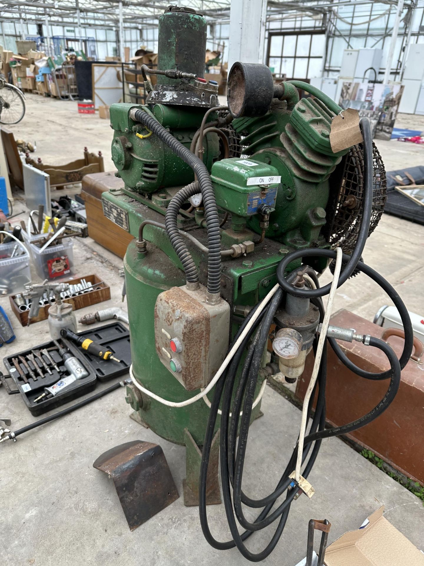 A LARGE HEAVY DUTY AIR COMPRESSOR - Image 2 of 4