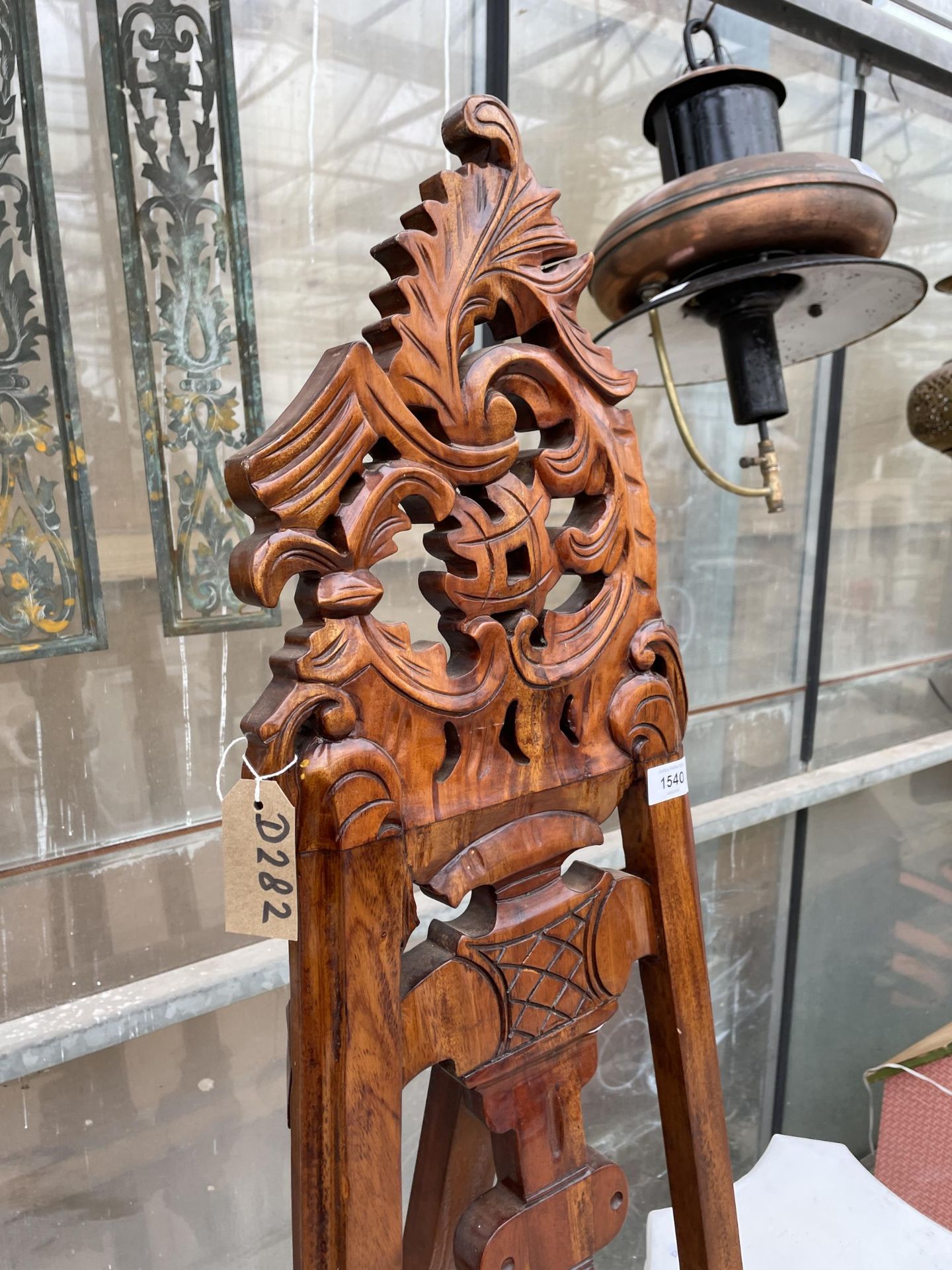A LARGE DECORATIVE CARVED HARD WOOD EASEL - Image 4 of 4