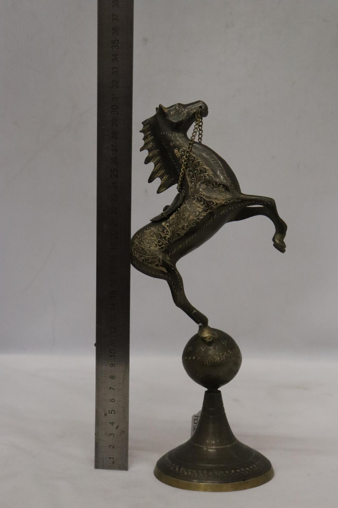 A VINTAGE BRASS ASIAN HORSE - Image 6 of 7