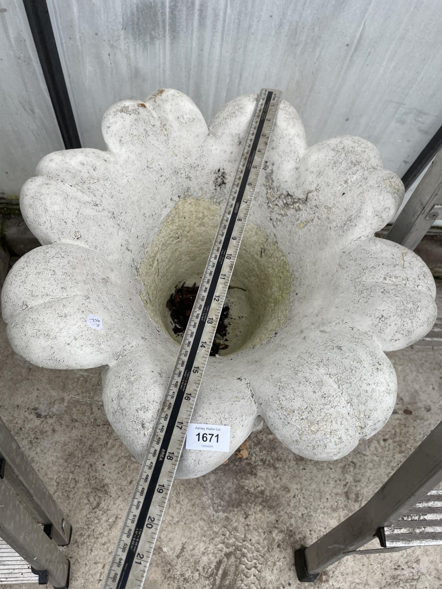 A CONCRETE PETAL URN PLANTER - Bild 2 aus 4