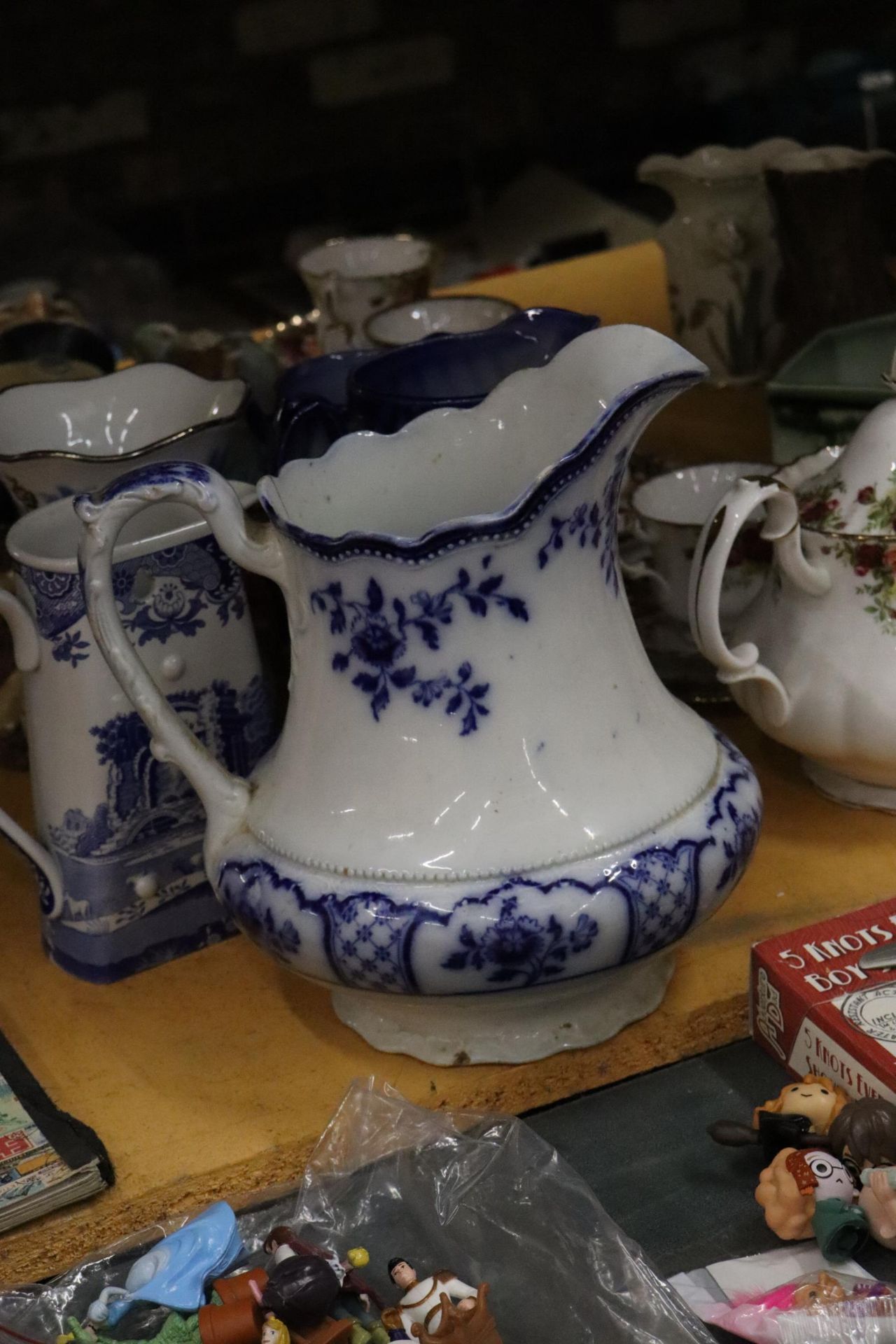 A COLLECTION OF VINTAGE BLUE AND WHITE JUGS PLUS A VASE - 5 IN TOTAL - Image 7 of 7