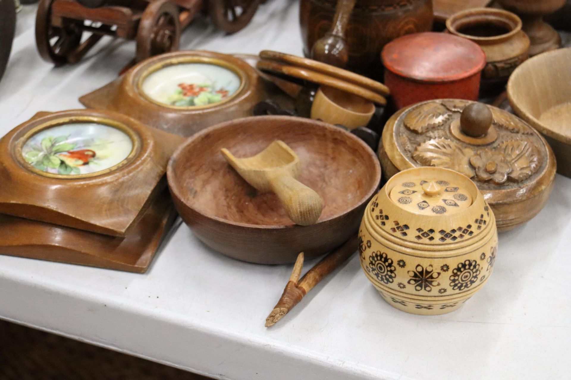 A LARGE QUANTITY OF TREEN ITEMS TO INCLUUDE BOWLS, TRINKET BOXES, FRAMED HANDPAINTED TILES, - Image 4 of 11