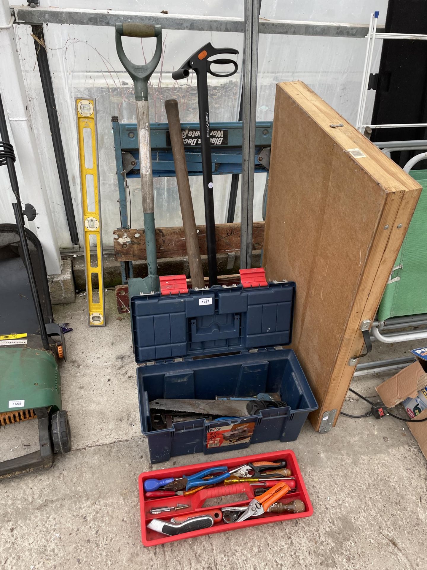 AN ASSORTMENT OF TOOLS TO INCLUDE A SPADE, A WORK MATE BENCH AND A PASTING TABLE ETC