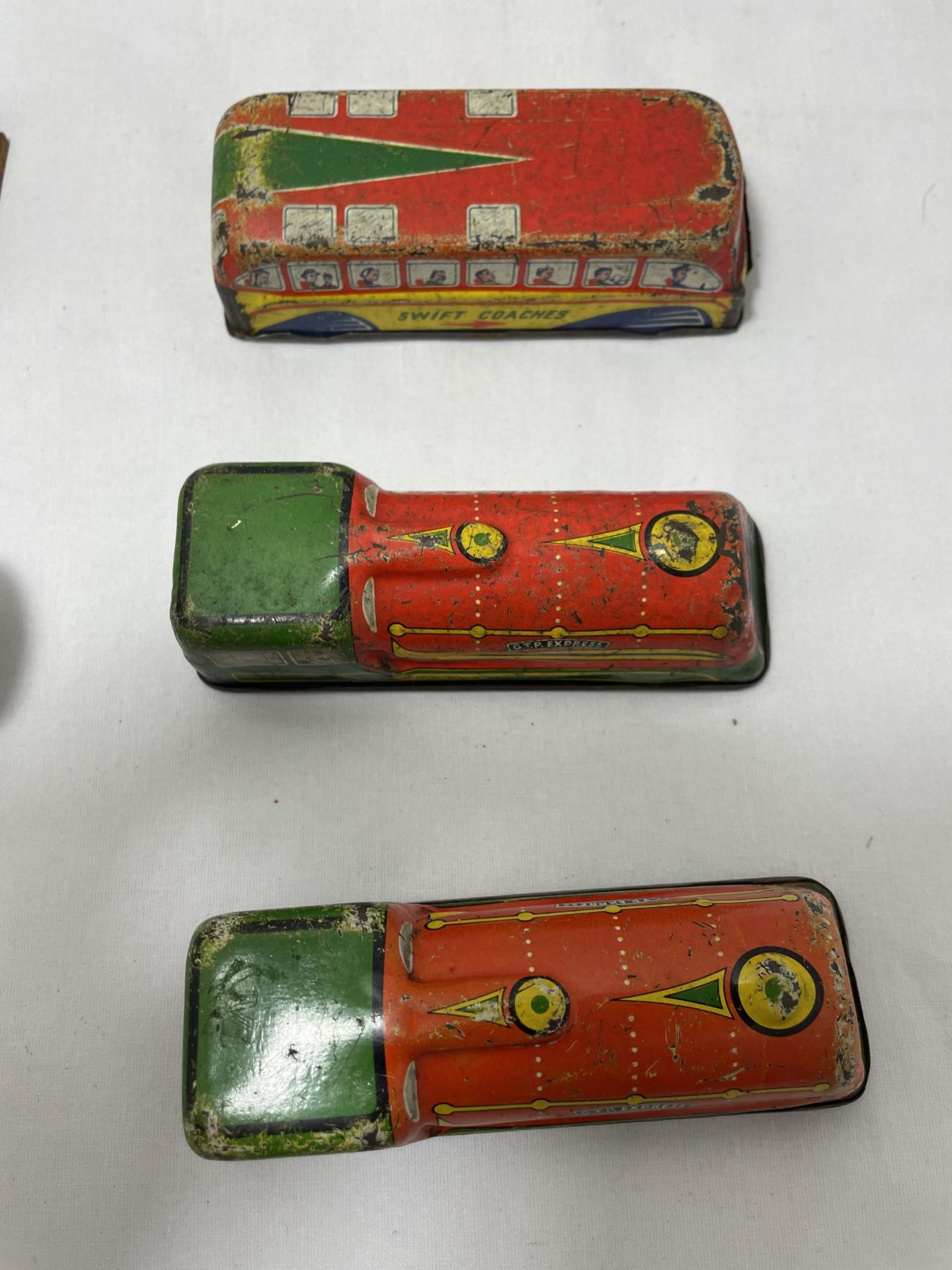 A QUANTITY OF VINTAGE TIN PLATE AND PLASTIC, FRICTION DRIVEN TOY VEHICLES FROM THE 1950'S/60'S - Image 2 of 5
