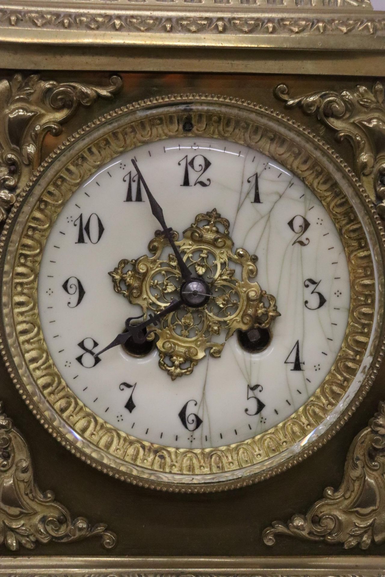 A FRENCH GILT BRASS MANTLE CLOCK WITH KEY - Image 2 of 9