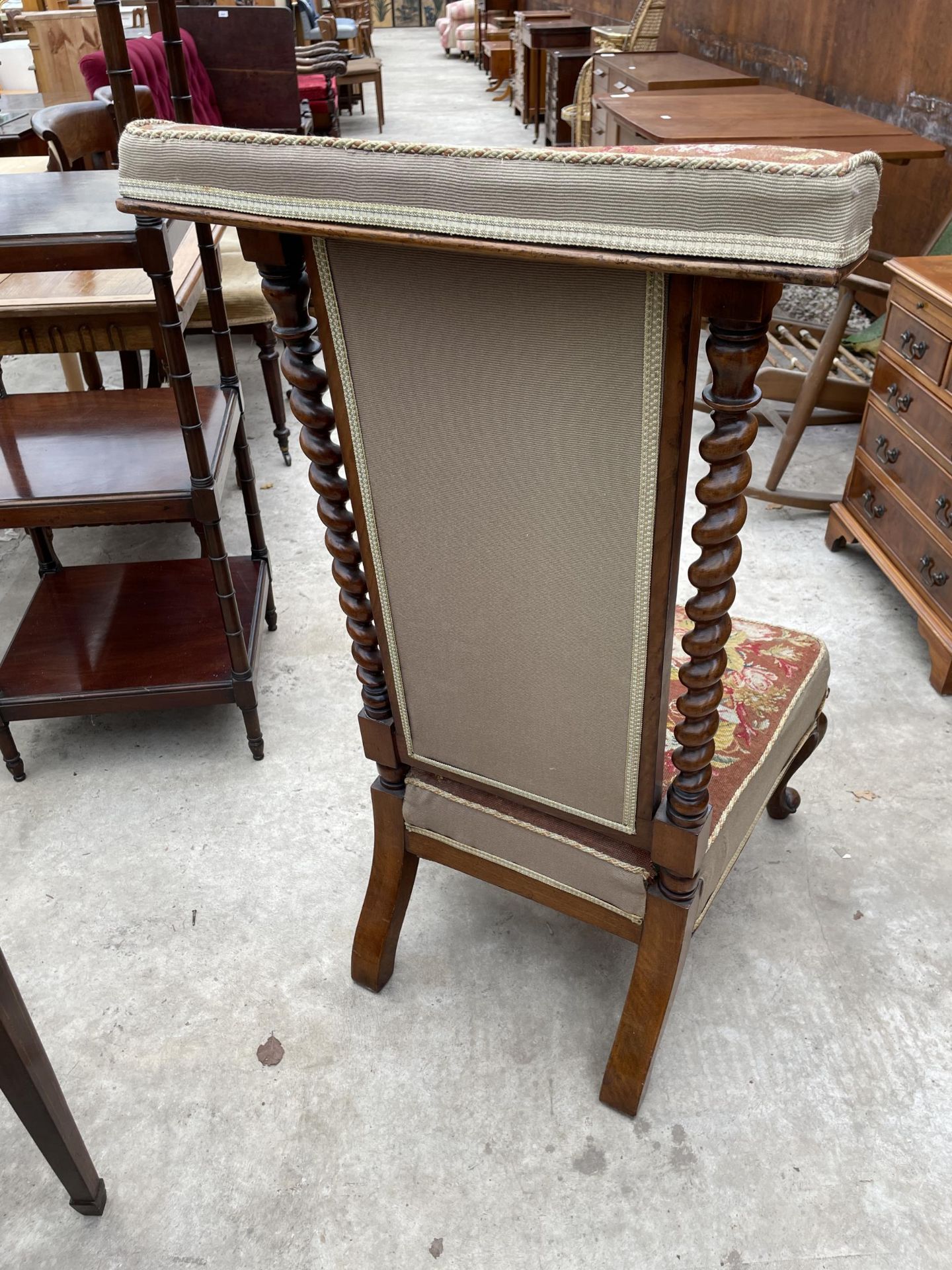 A VICTORIAN MAHOGANY PRIE DEU CHAIR WITH BARLEY TWIST UPRIGHTS AND WOOLWORK SEAT AND BACKS - Image 4 of 5