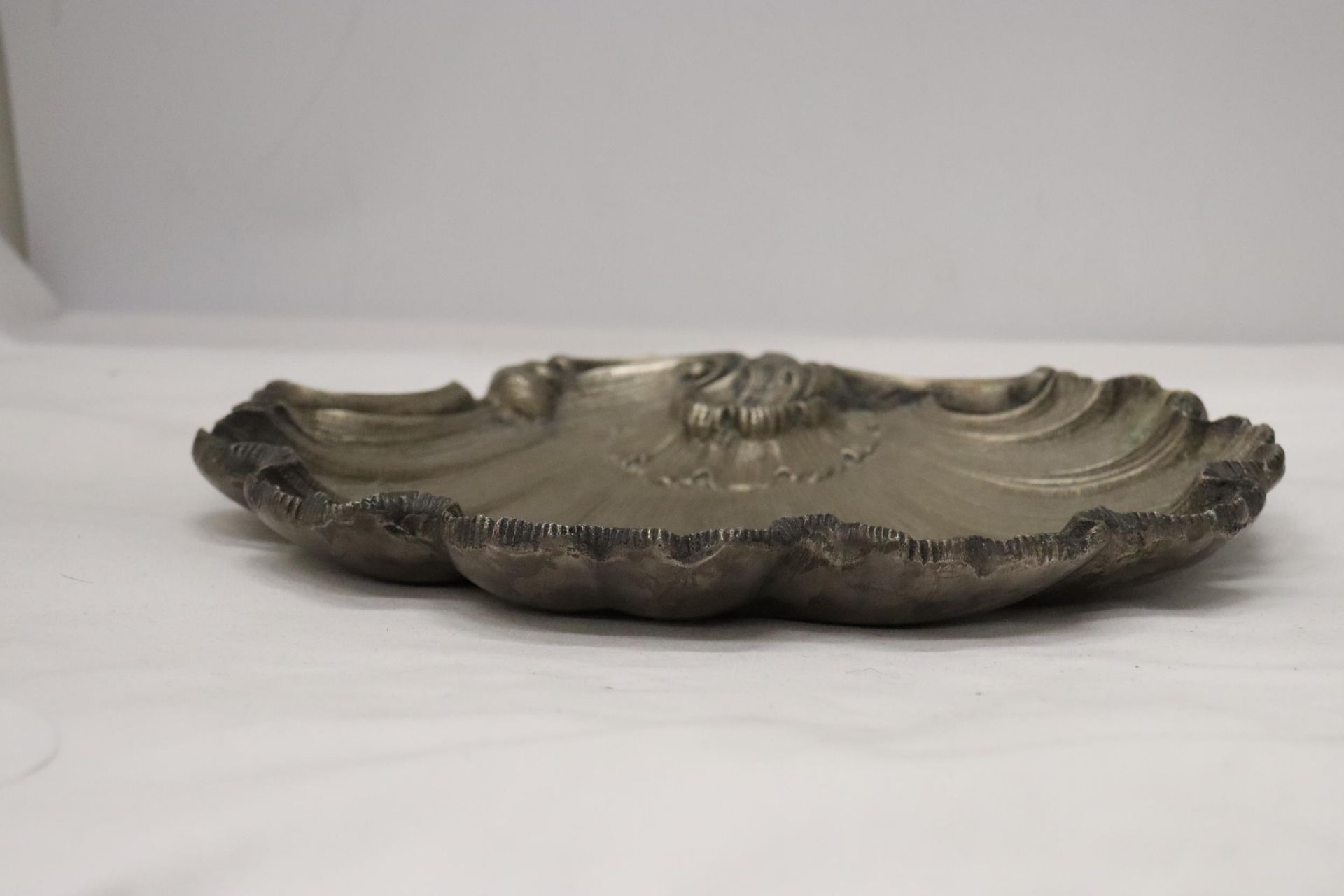 A HEAVY METAL ROCCOCO DISH, 29CM X 28CM - Image 4 of 5