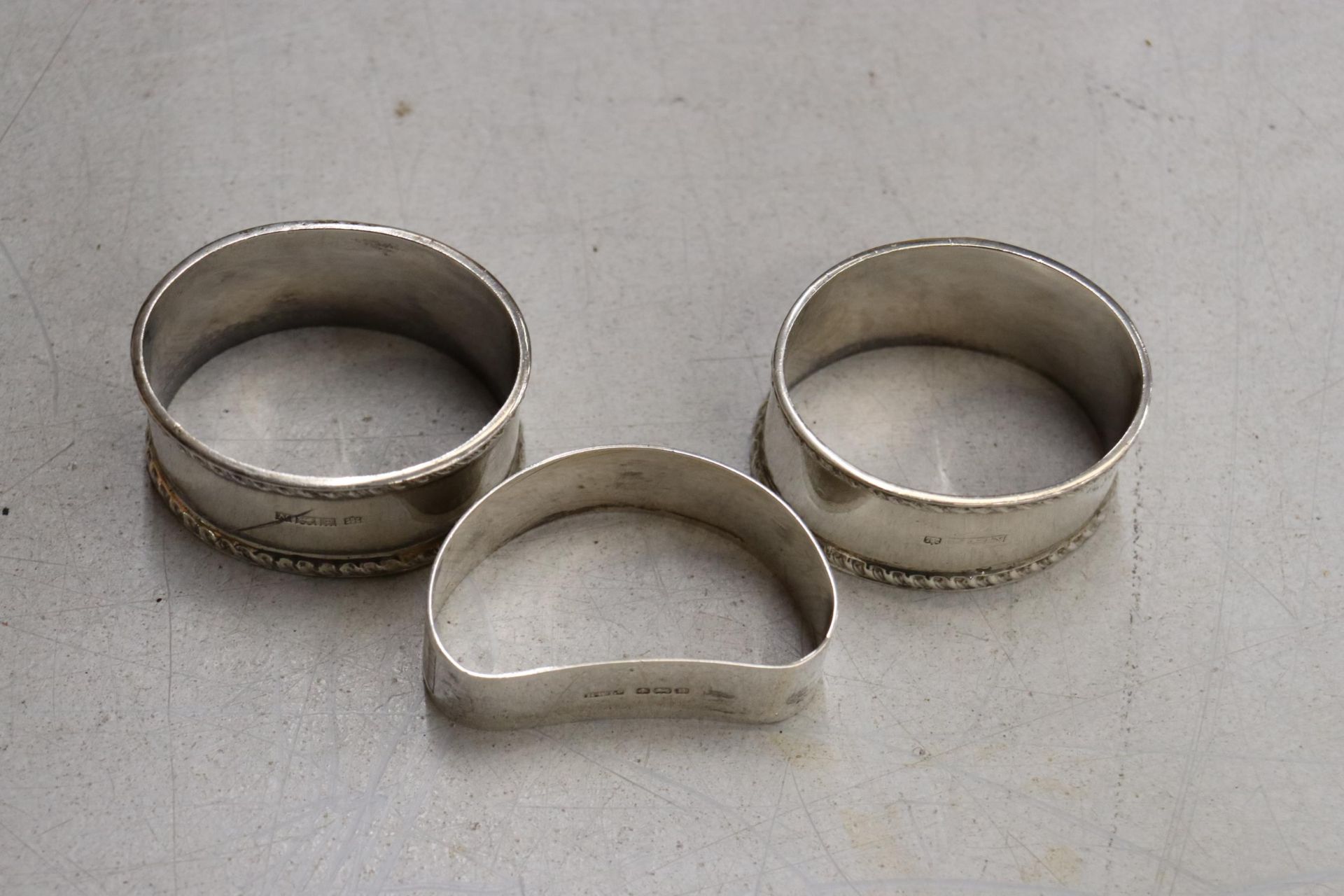 THREE HALLMARKED BIRMINGHAM SILVER NAPKIN RINGS GROSS WEIGHT 73.6 GRAMS - Image 5 of 5