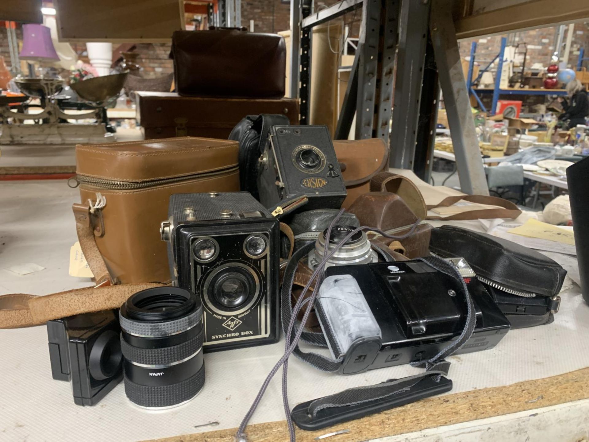 A COLLECTION OF CAMERAS TO INCLUDE AN AGFA SYNCHRO BOX, ENSIGN, MINOLTA ETC