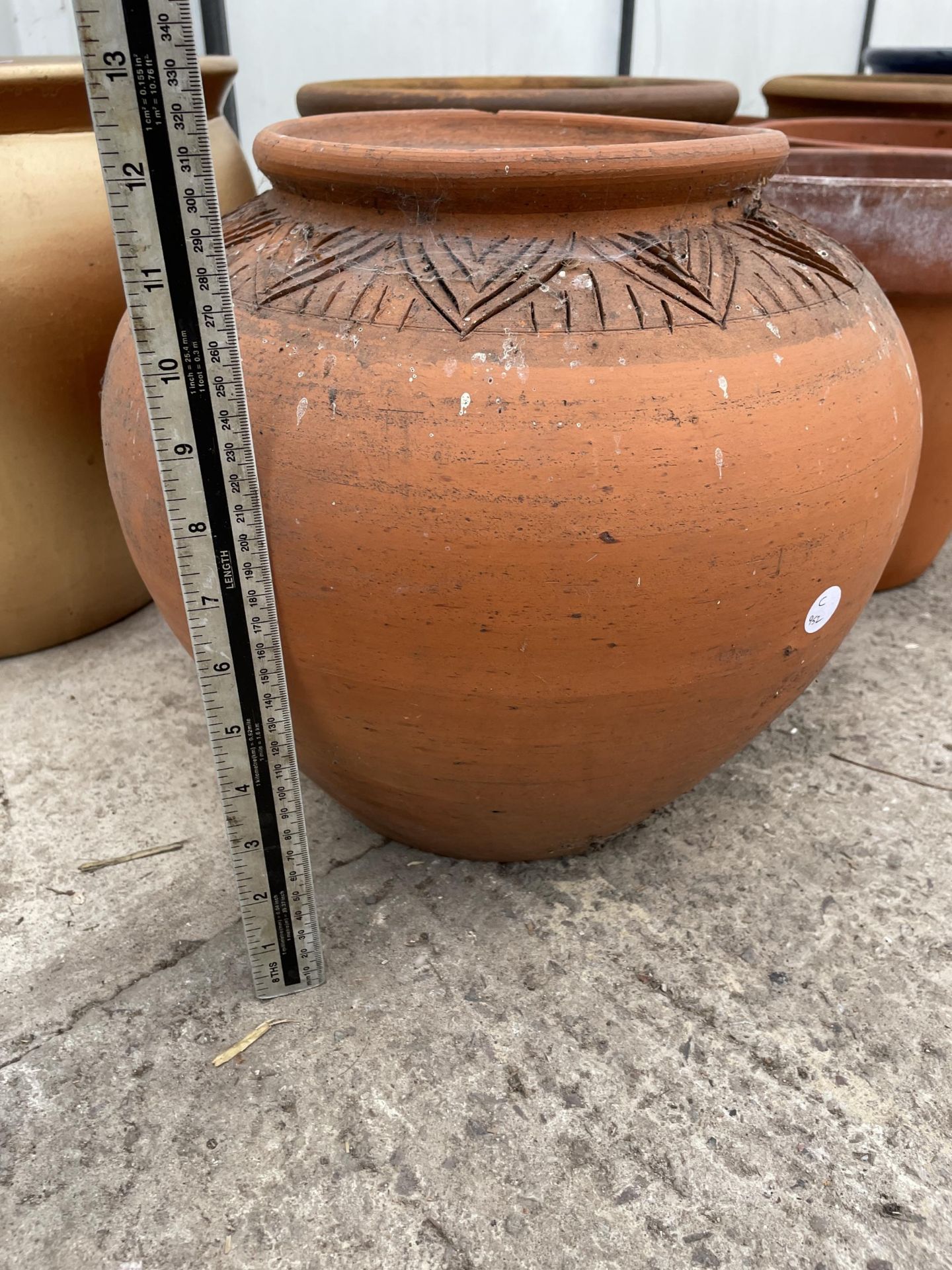 A TERRACOTTA PLANTER AND A FURTHER GILT TERRACOTTA PLANTER - Bild 3 aus 3