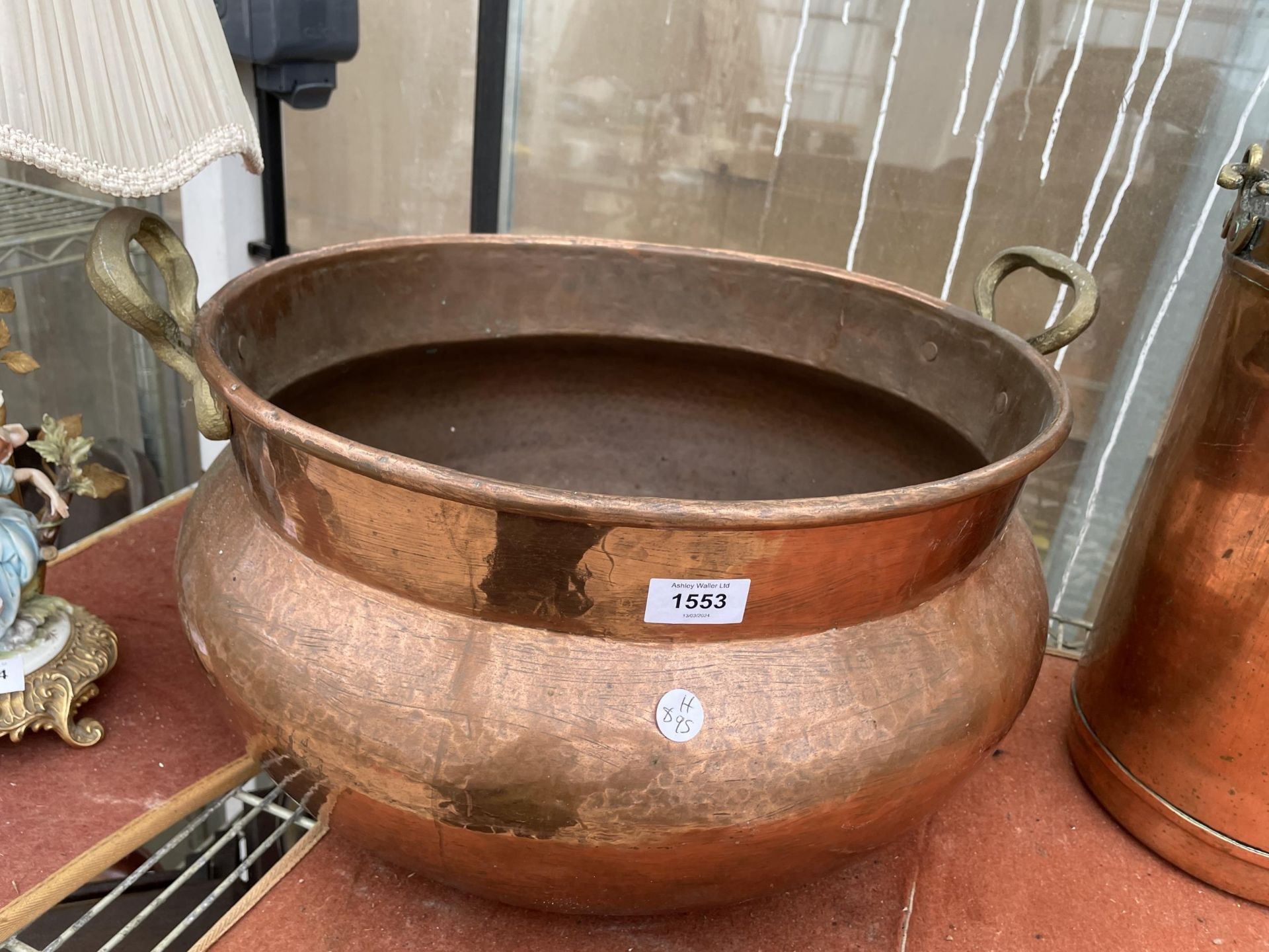 A LARGE VINTAGE COPPER BOWL PLANTER WITH TWIN HANDLES - Image 2 of 4