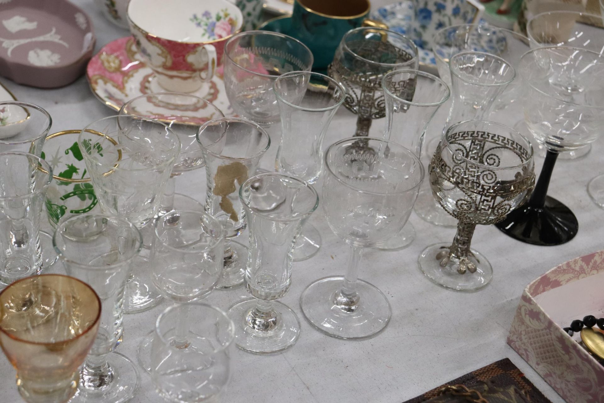 A QUANTITY OF GLASSES TO INCLUDE SHERRY, SHOT GLASSES, ETC - Image 9 of 10