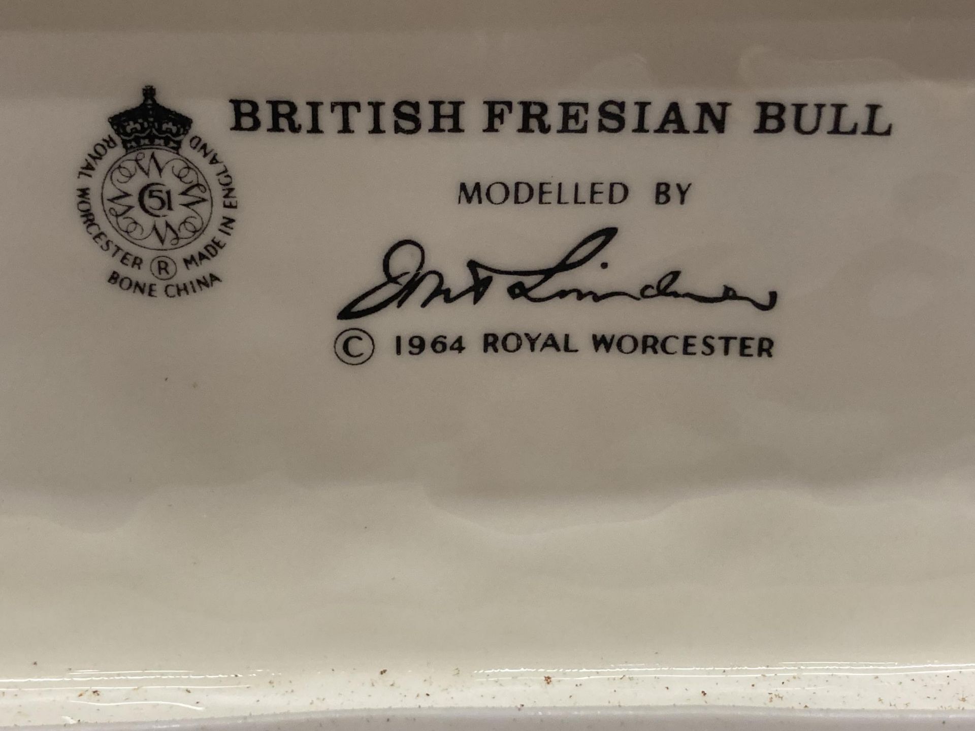 A ROYAL WORCESTER MODEL OF A BRITISH FRESIAN BULL MODELLED BY DORIS LINDNER LIMITED EDITION - NO - Bild 5 aus 5