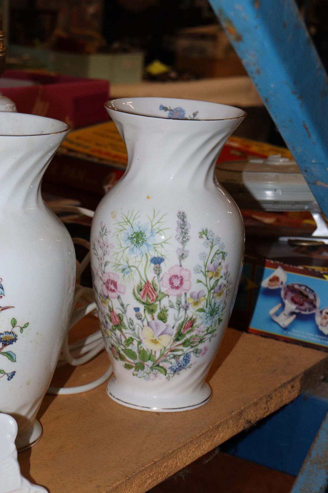 A COLLECTION OF AYNSLEY TO INCLUDE, 'SOMERSET', 'COTTAGE GARDEN' AND 'PEMBROKE', A LAMP BASE, VASES, - Bild 7 aus 7