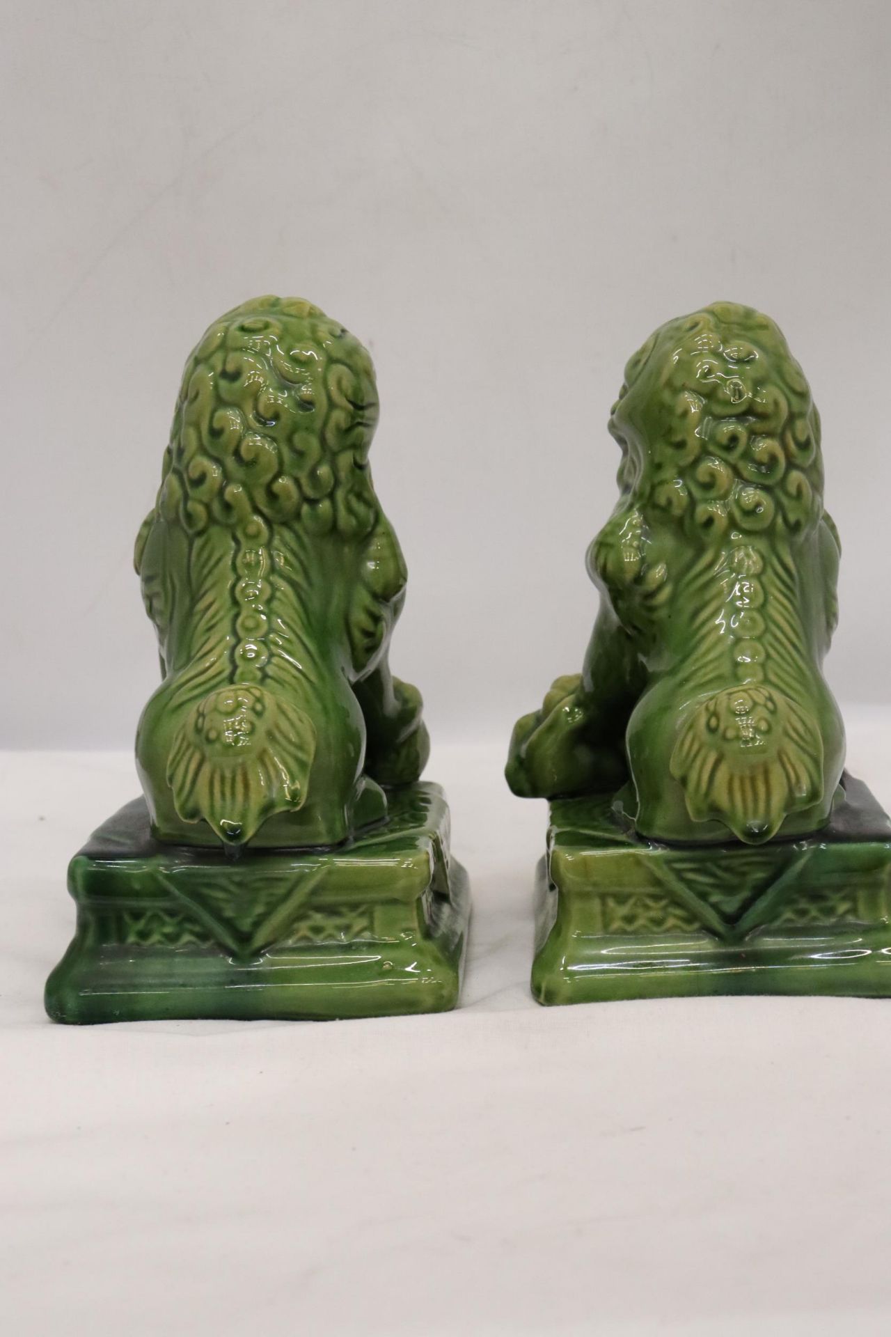 A PAIR VINTAGE GLAZED FOO DOG STATUES APPROXIMATELY 20CM TALL - Image 5 of 7
