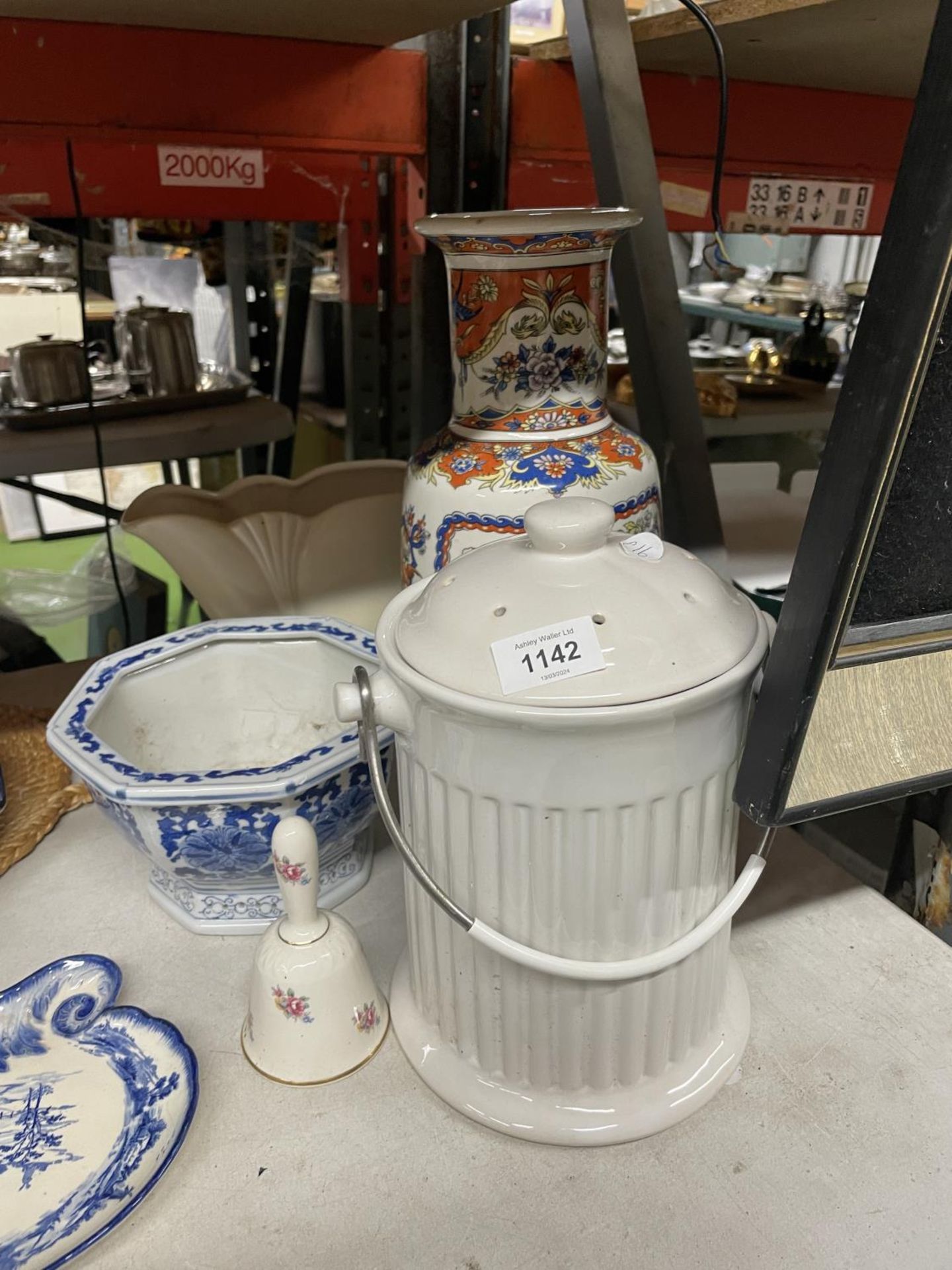 VARIOUS LARGE ITEMS OF CERAMICS TO INCLUDE AN ORIENTAL STYLE VASE, BLUE AND WHITE BOWL ETC